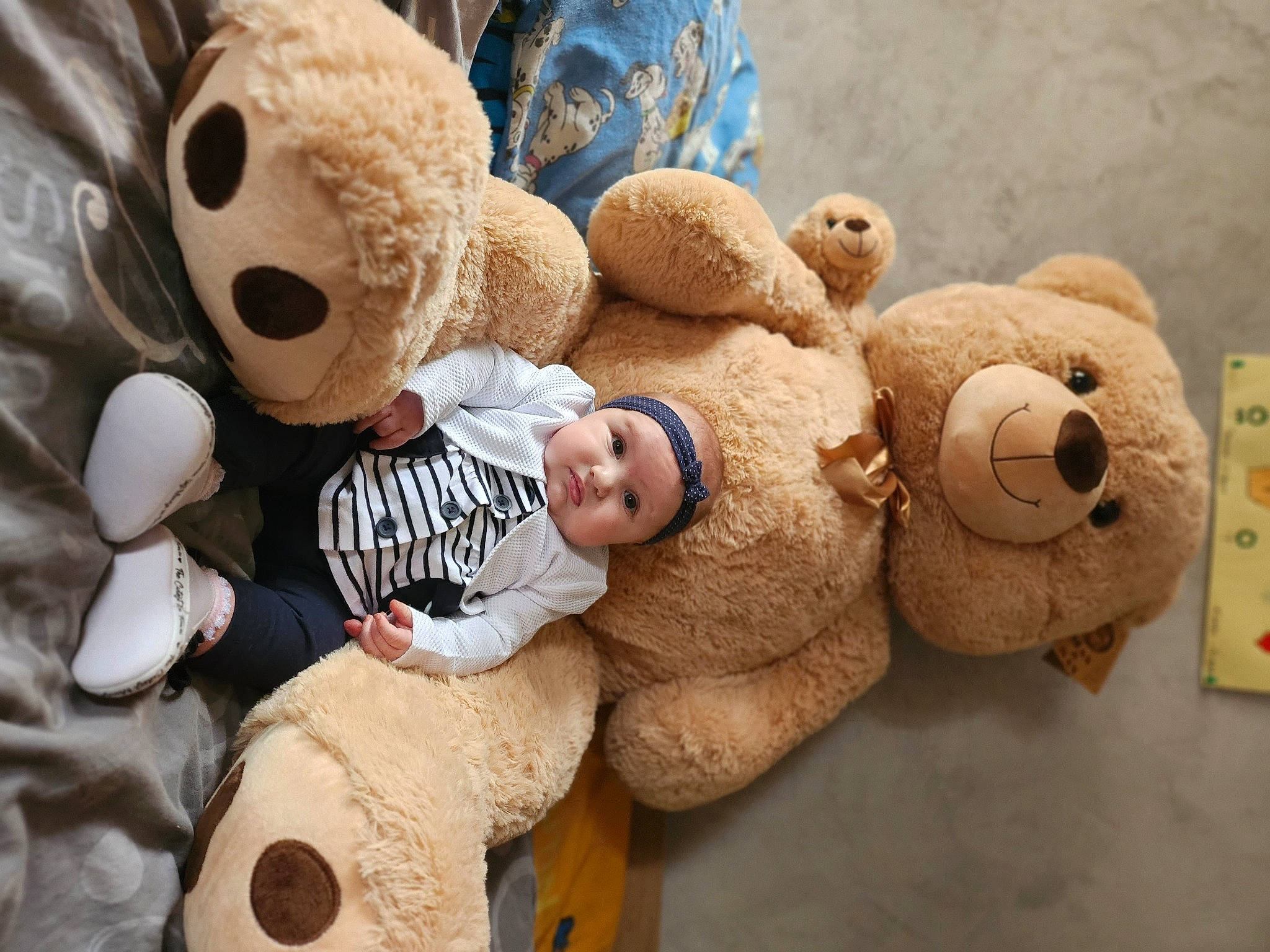 Jeanne a rejoint le concours — aidez-le/la à gagner de superbes lots ! baby_products, baby_toys, brown, child, comfort, fawn, fur, happy, headwear, person, plush, room, stuffed_toy, teddy_bear, terrestrial_animal, textile, toy, wood