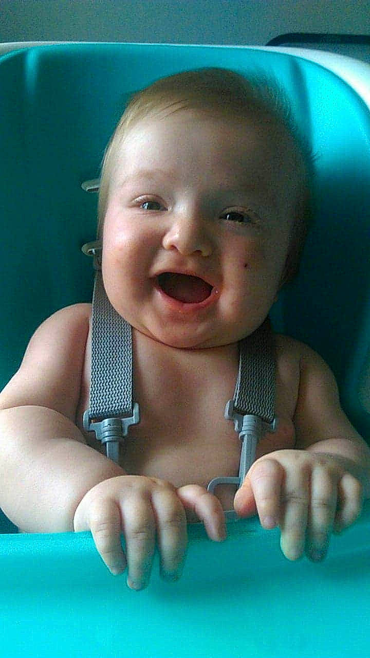 Joey a rejoint le concours — aidez-le/la à gagner de superbes lots ! baby, cheek, child, chin, eye, face, facial_expression, finger, forehead, fun, hand, head, laugh, lip, mouth, nose, person, skin, smile, toddler