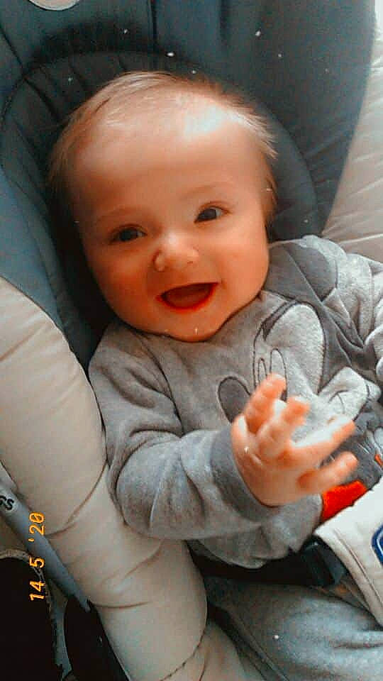 Joey participe au concours pour gagner de l'argent avec cette photo : baby, cheek, child, face, facial_expression, finger, gesture, hand, lip, mouth, nose, person, skin, smile, thumb, toddler