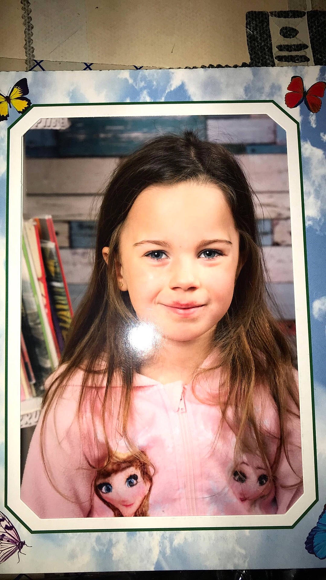 Angelina a rejoint le concours — aidez-le/la à gagner de superbes lots ! brown_hair, child, daughter, eye, eyelash, face, forehead, fun, girl, hair, hair_coloring, hairstyle, head, human_hair_color, long_hair, organ, person, product, skin, smile