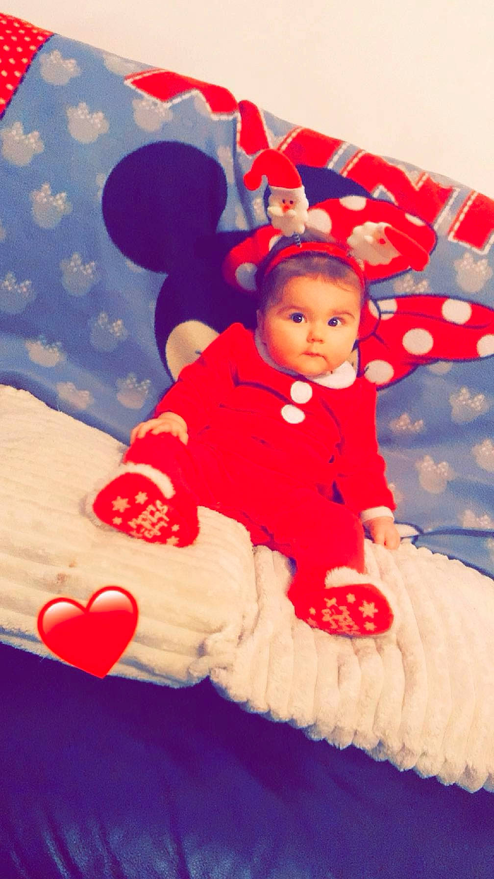 Aria participe au concours pour gagner de l'argent avec cette photo : baby, baby_toddler_clothing, carmine, child, comfort, event, fictional_character, fun, happy, holiday, linens, magenta, peach, person, pink, red, room, sitting, sleeve, textile