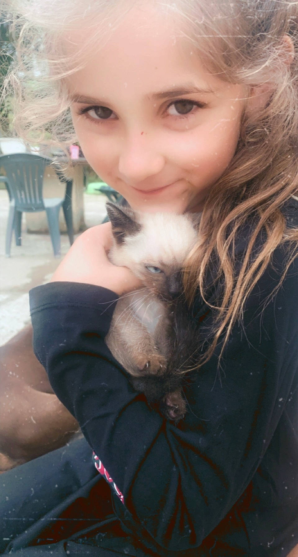 Celya participe au concours pour gagner de l'argent avec cette photo : bangs, beauty, black_hair, chair, eye, eyebrow, eyelash, fawn, flash_photography, hair, happy, iris, joint, joy, layered_hair, lip, long_hair, person, plant, skin