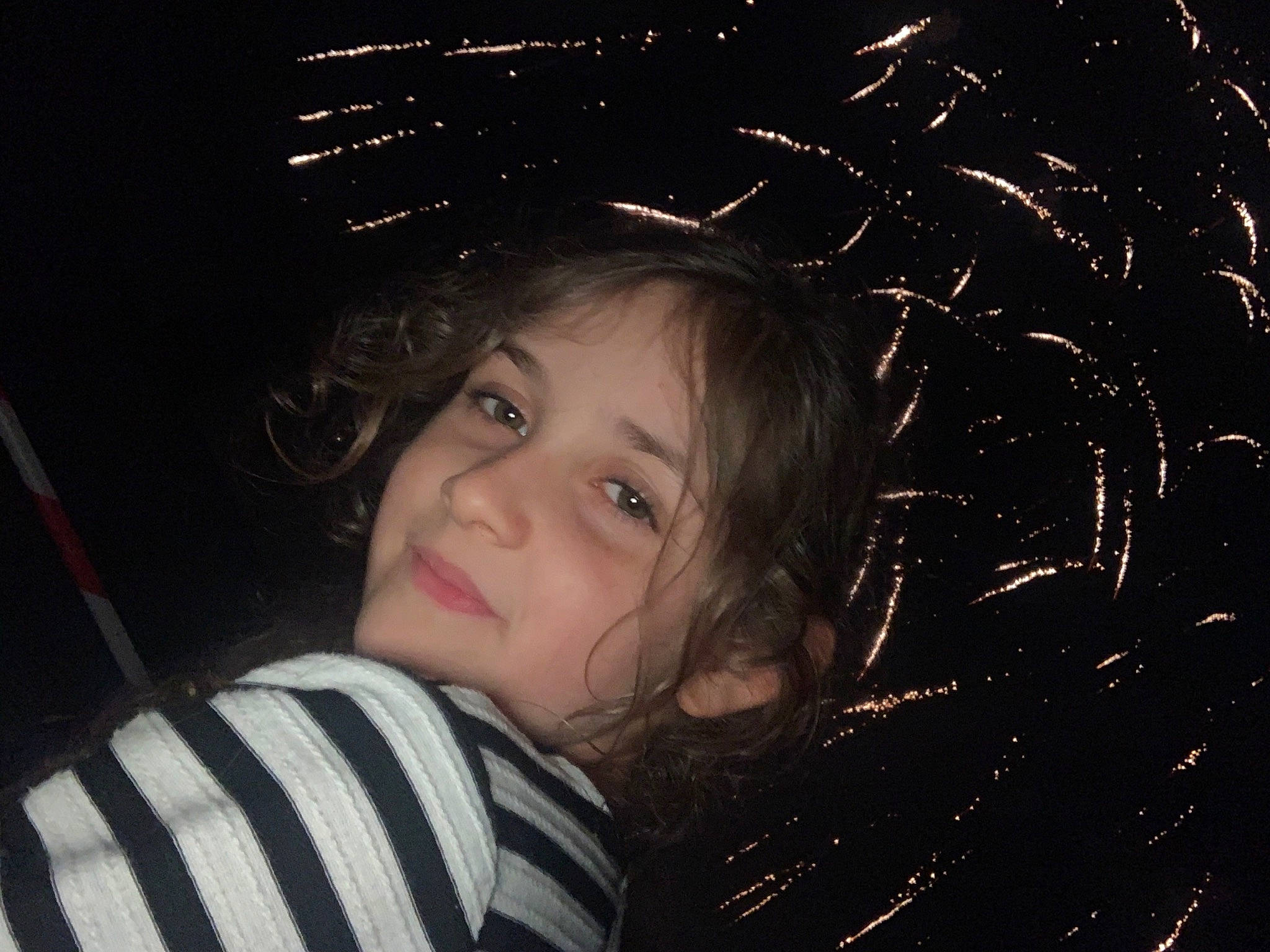 Celya participe au concours pour gagner de l'argent avec cette photo : black_hair, chin, cool, darkness, design, event, eye, eyebrow, facial_expression, flash_photography, fun, happy, joy, lip, midnight, organ, people_in_nature, person, smile, space