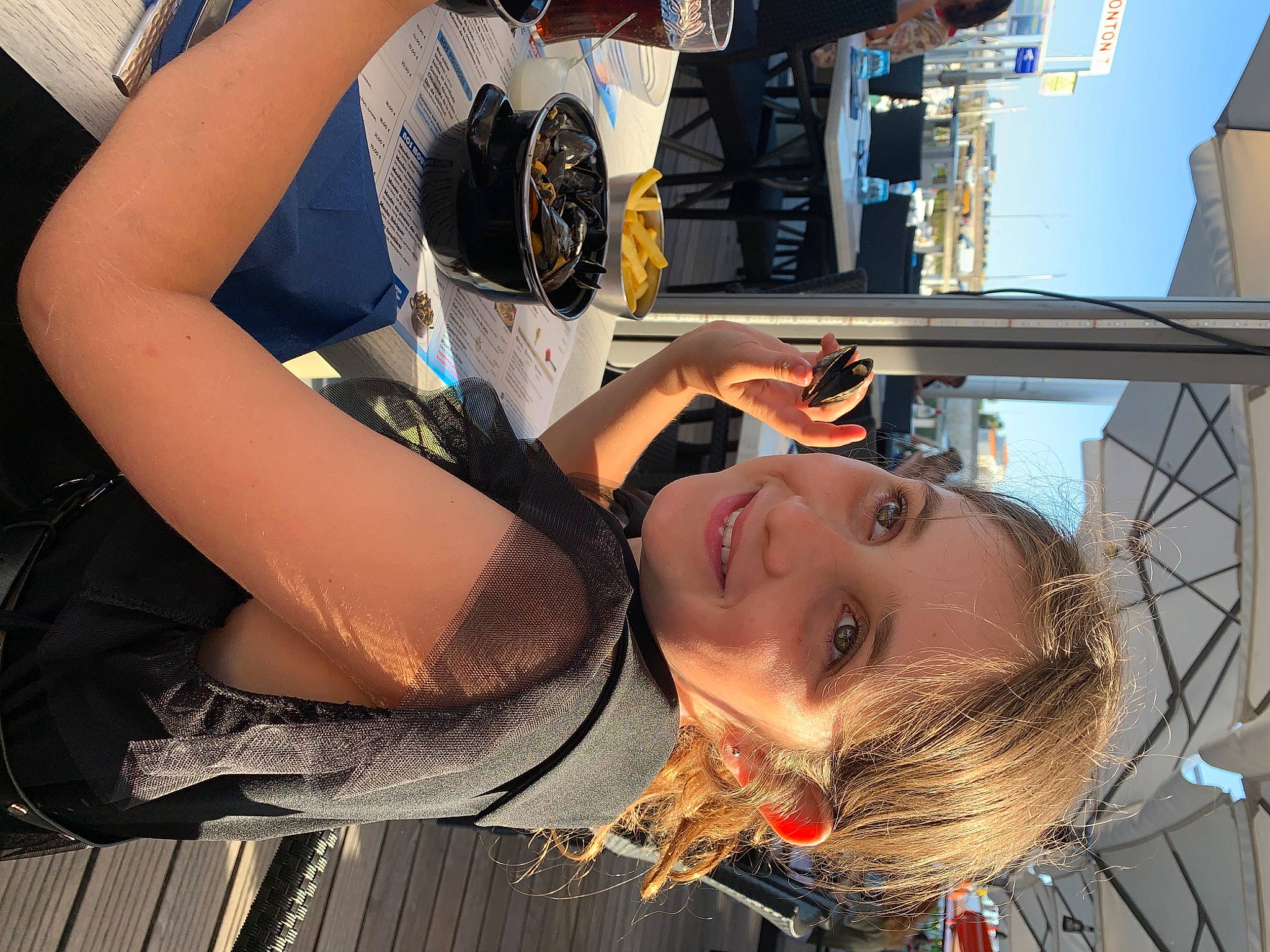 Celya a rejoint le concours — aidez-le/la à gagner de superbes lots ! automotive_design, automotive_lighting, automotive_wheel_system, child, cool, eyewear, fashion_accessory, fun, happy, human_leg, jewellery, joy, leisure, person, sky, smile, sunglasses, thigh, vacation, water