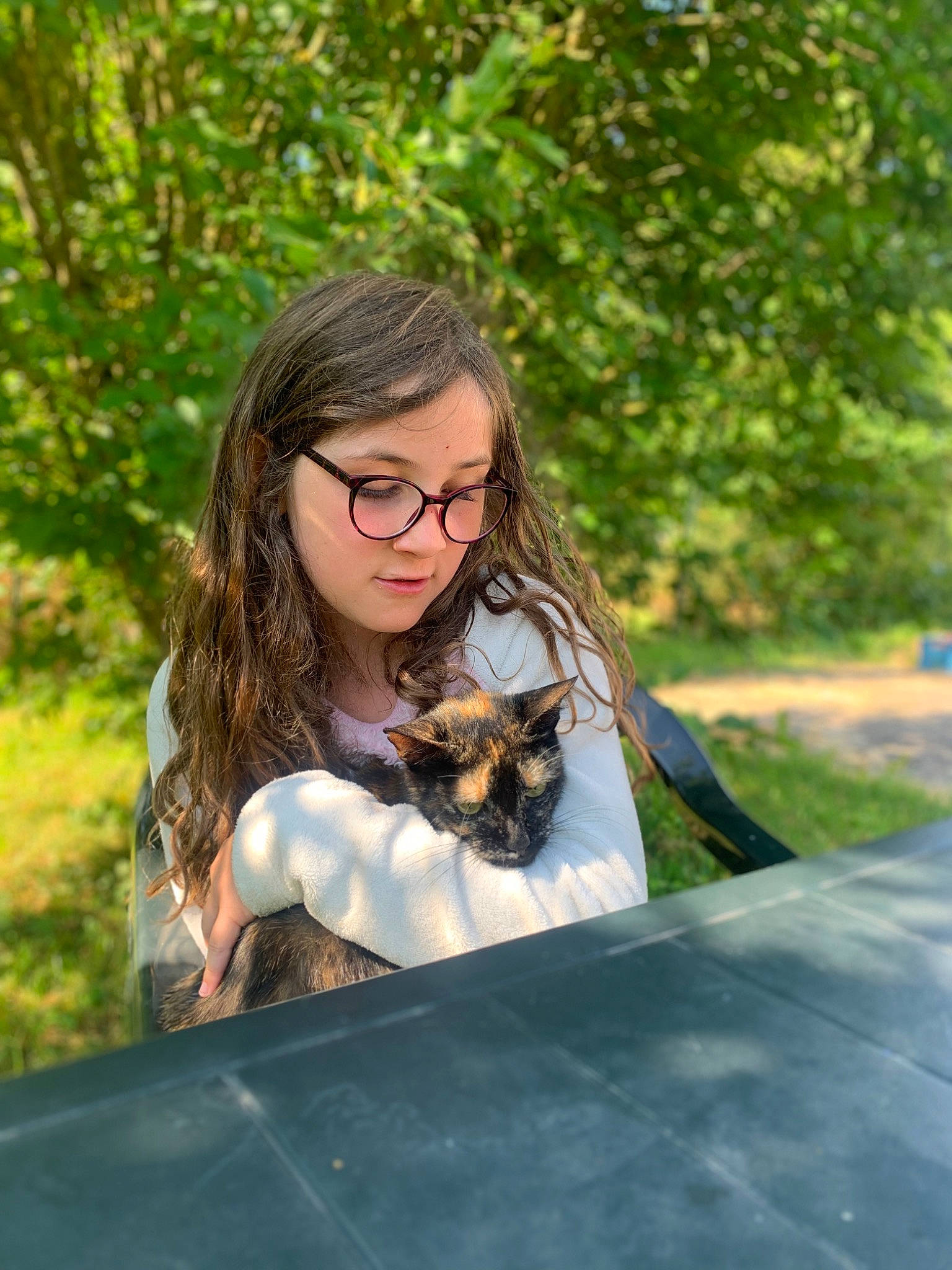 Celya a rejoint le concours — aidez-le/la à gagner de superbes lots ! brown_hair, carnivore, cat, eyewear, fawn, felidae, formal_wear, glasses, grass, hair, happy, leisure, long_hair, person, plant, recreation, small_to_medium_sized_cats, tree, vision_care, whiskers