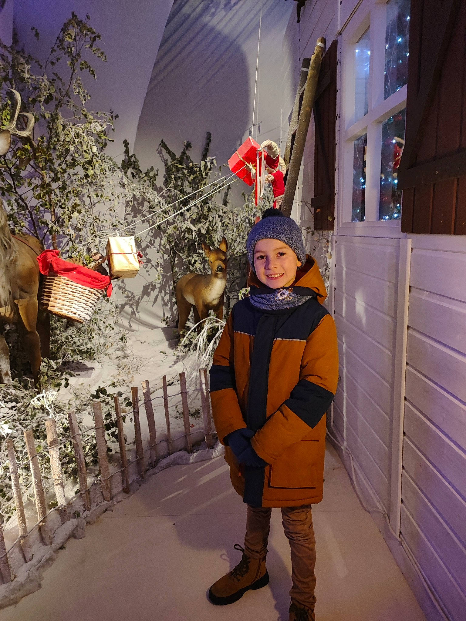 Brian a rejoint le concours — aidez-le/la à gagner de superbes lots ! boot, carmine, christmas, christmas_eve, christmas_ornament, costume, event, fictional_character, fun, hat, headwear, holiday, joy, person, personal_protective_equipment, plant, smile, snow, toddler, tradition