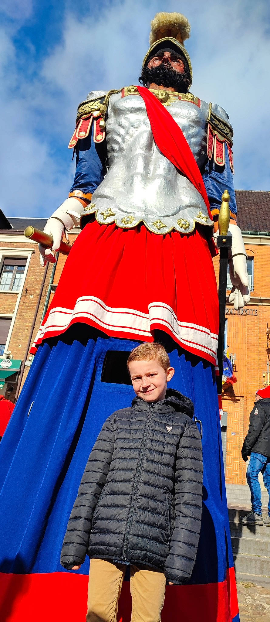 Brian a rejoint le concours — aidez-le/la à gagner de superbes lots ! blue, building, clothing, cloud, event, flag, flag_of_the_united_states, fun, gesture, joy, landmark, outerwear, person, photograph, recreation, red, sky, smile, tree, white