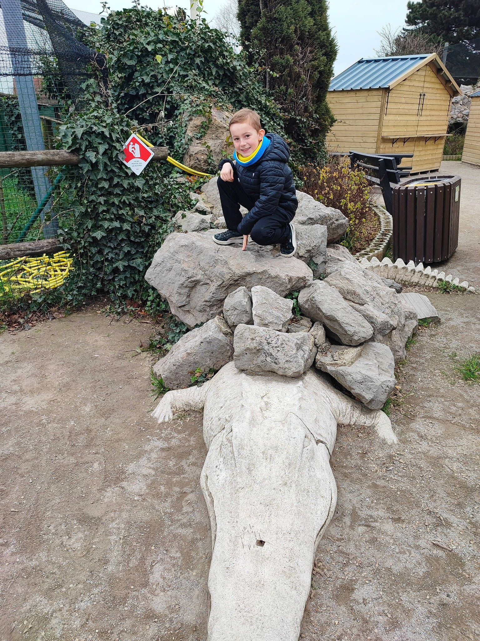 Brian a rejoint le concours — aidez-le/la à gagner de superbes lots ! art, automotive_tire, automotive_wheel_system, environmental_art, garden, grass, jacket, joy, landscape, landscaping, leisure, person, plant, rock, sculpture, shrub, soil, tree, trunk, winter