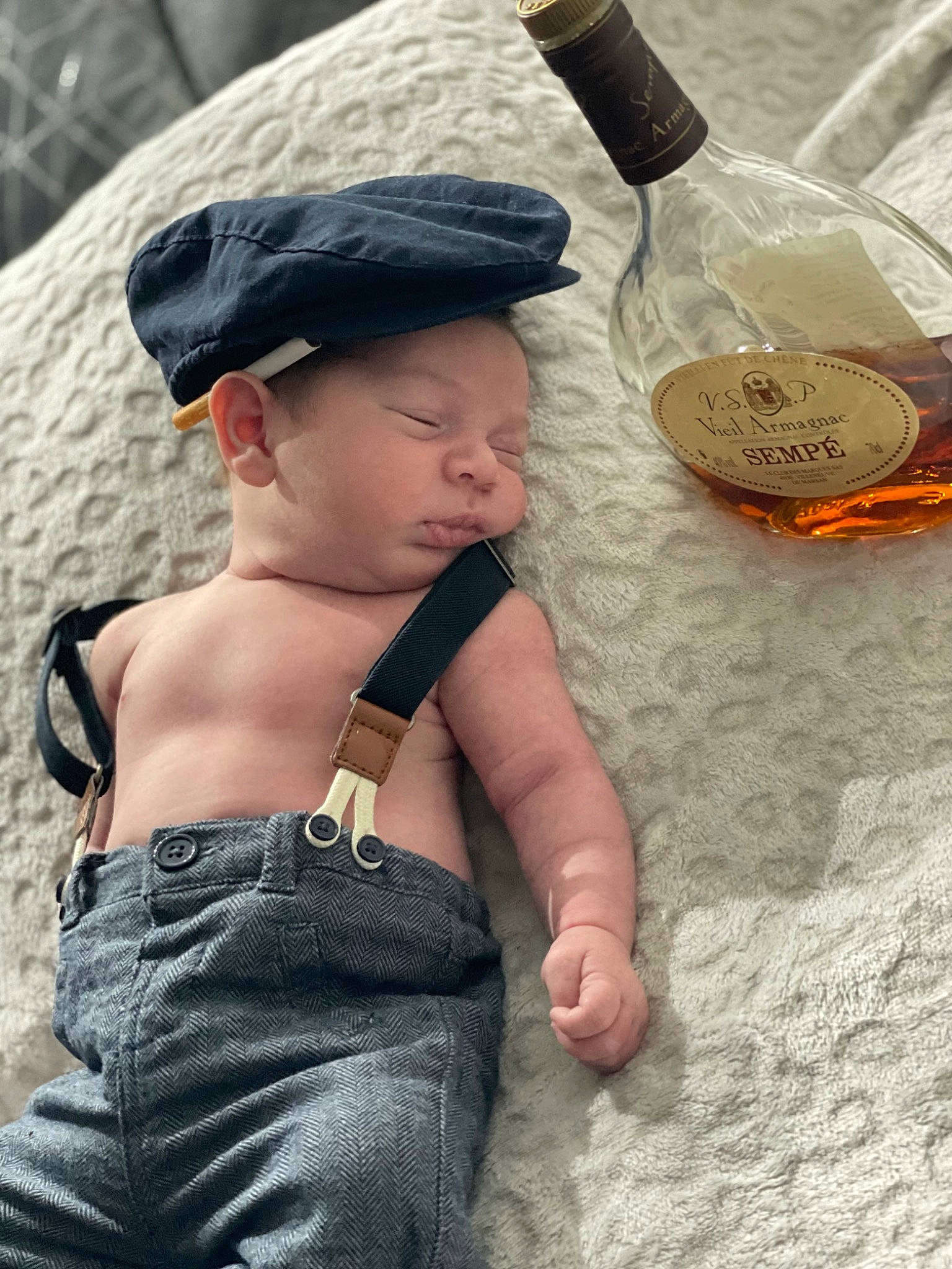 Joaquim a rejoint le concours — aidez-le/la à gagner de superbes lots ! abdomen, baby, baseball_cap, bottle, cap, chest, child, denim, fashion_accessory, fun, headgear, headwear, jewellery, landscape, leisure, person, recreation, sand, thigh, toddler