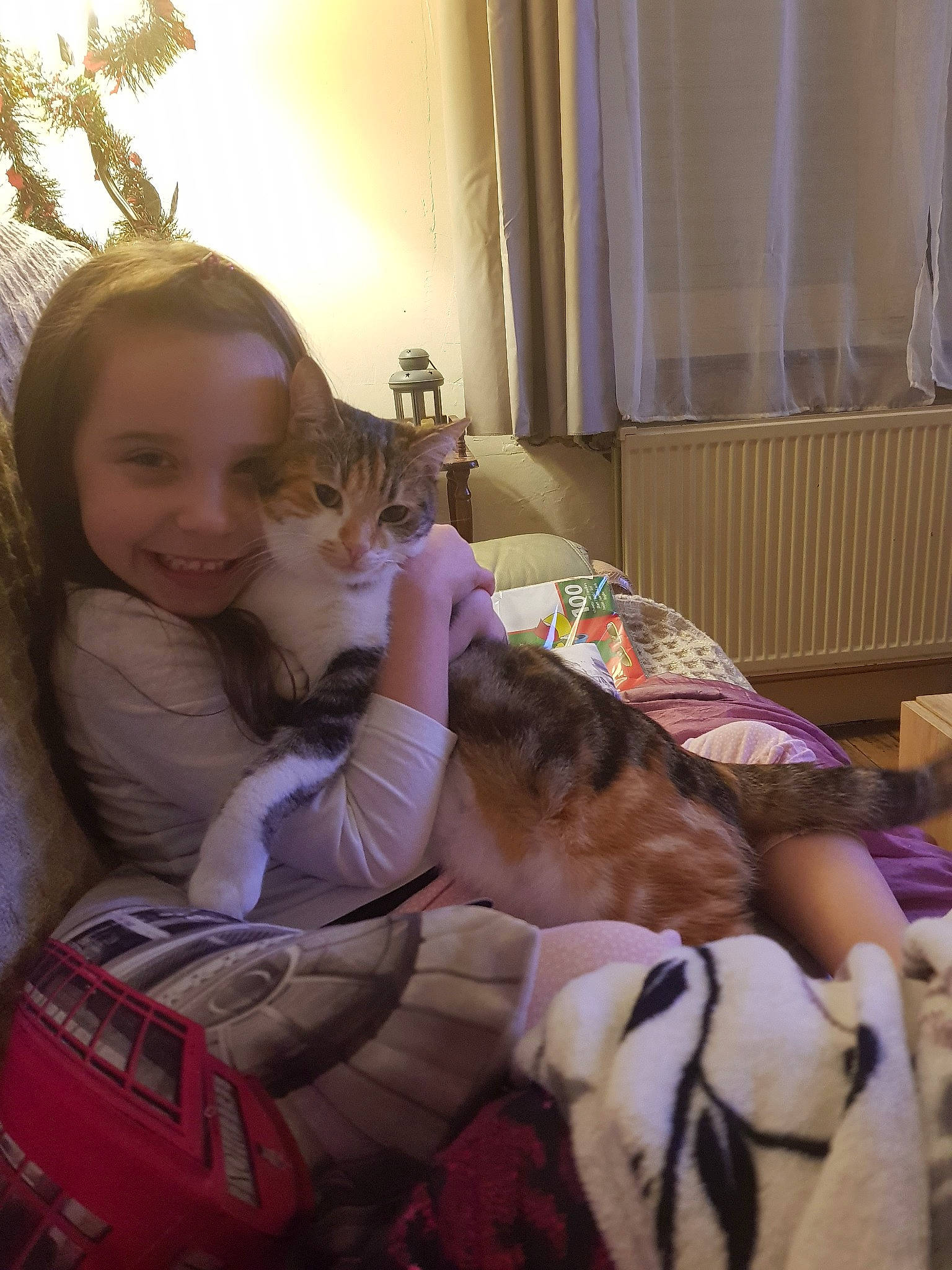 Mina participe au concours pour gagner de l'argent avec cette photo : child, fawn, joy, lap, person, play, toddler