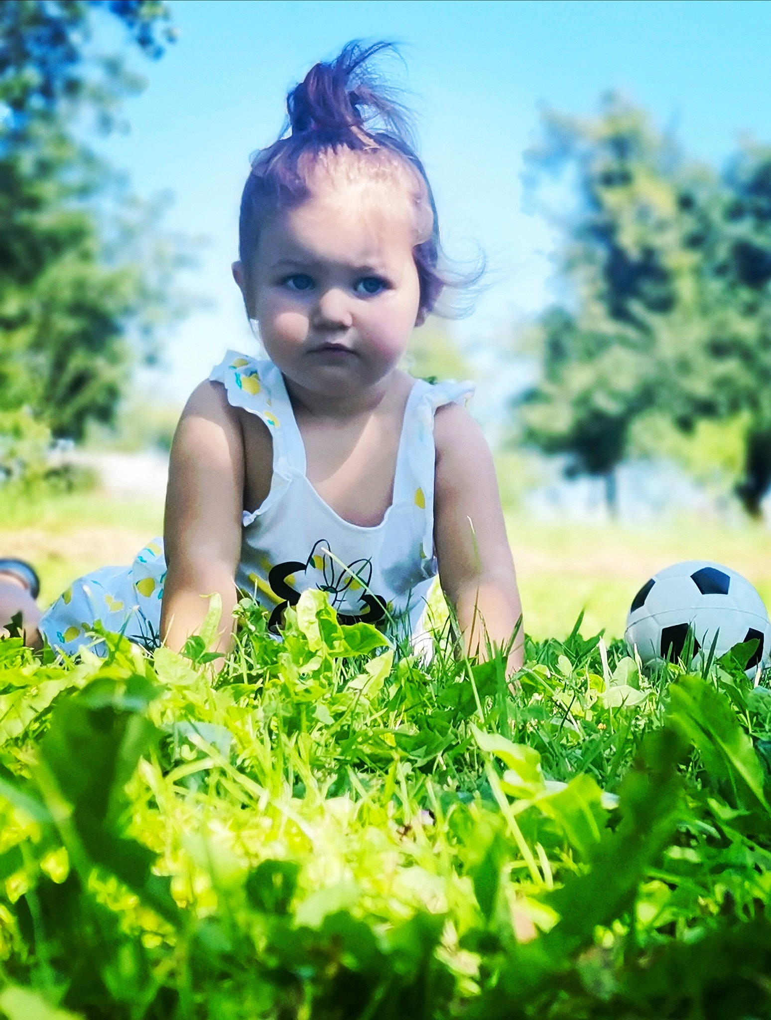 Elina a rejoint le concours — aidez-le/la à gagner de superbes lots ! baby_toddler_clothing, ball, child, daytime, flash_photography, football, grass, grassland, green, happy, leisure, meadow, natural_landscape, people_in_nature, person, plant, sky, sports_equipment, terrestrial_plant, toddler