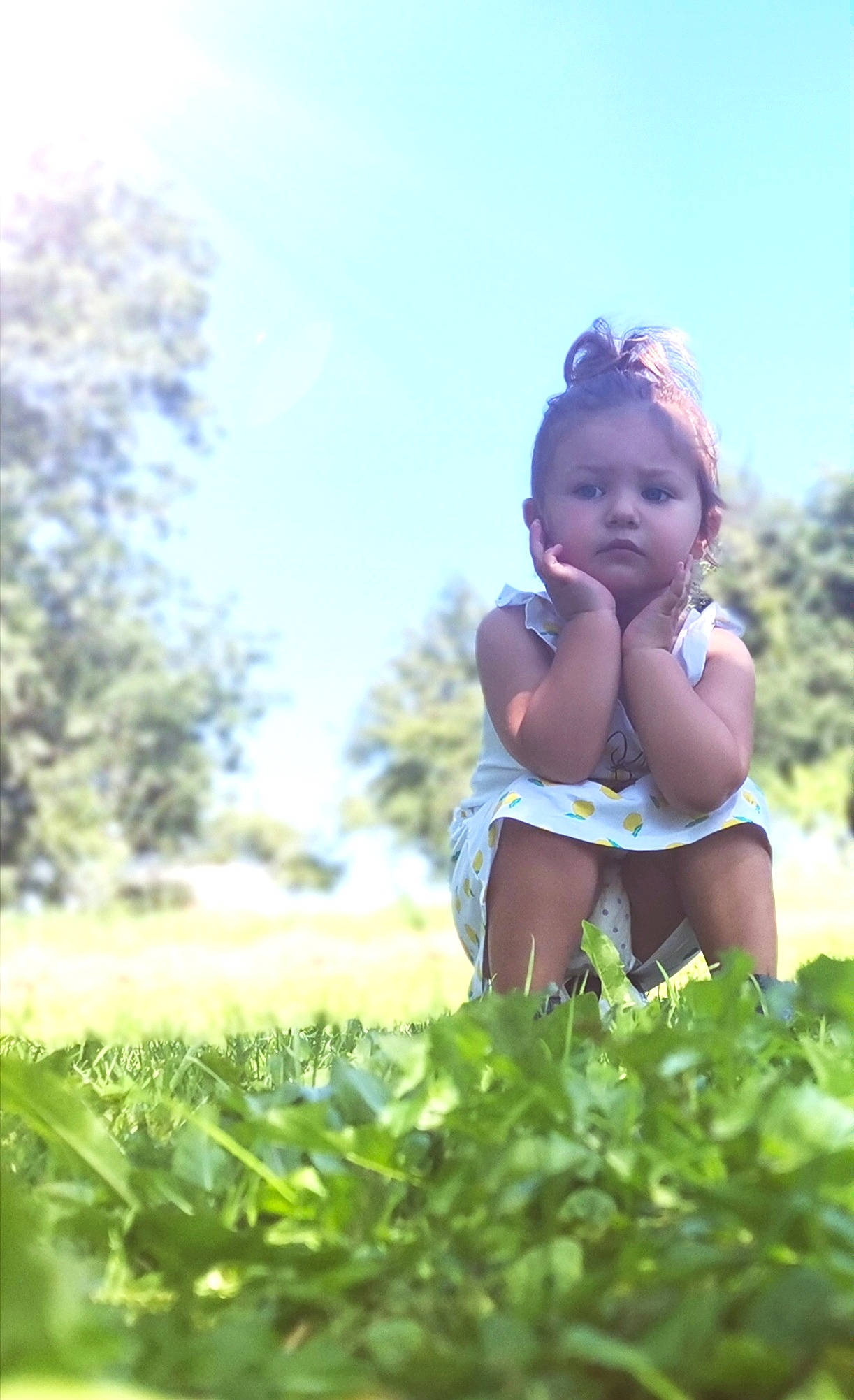 Elina a rejoint le concours — aidez-le/la à gagner de superbes lots ! baby, baby_toddler_clothing, field, flash_photography, fun, grass, grass_family, grassland, hand, happy, landscape, leisure, meadow, natural_landscape, people_in_nature, person, plant, prairie, sky, toddler