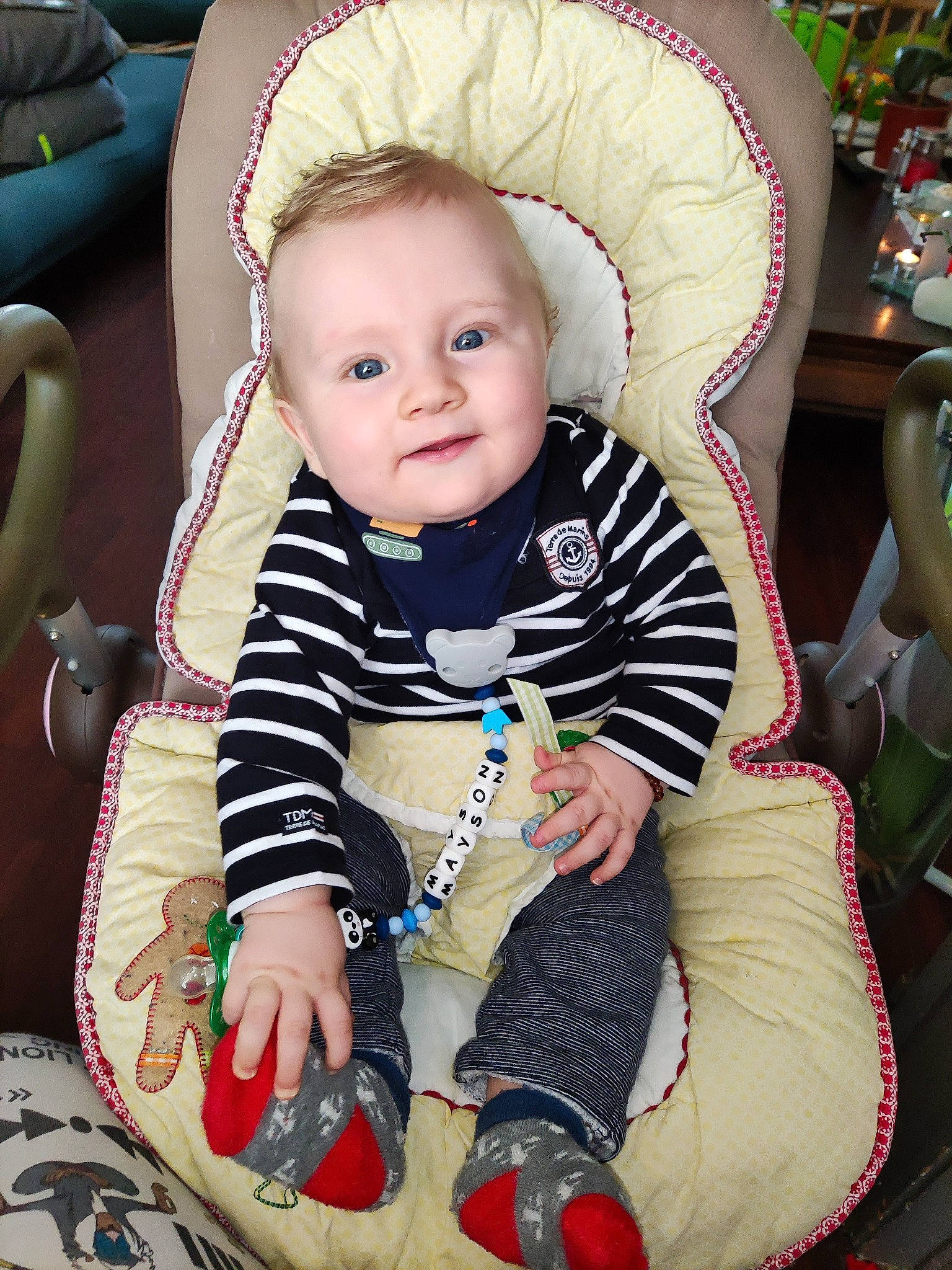 Mayson a rejoint le concours — aidez-le/la à gagner de superbes lots ! baby, baby_products, baby_toddler_clothing, chair, cheek, child, comfort, event, eye, fun, happy, iris, joy, lap, person, product, sitting, skin, sleeve, smile