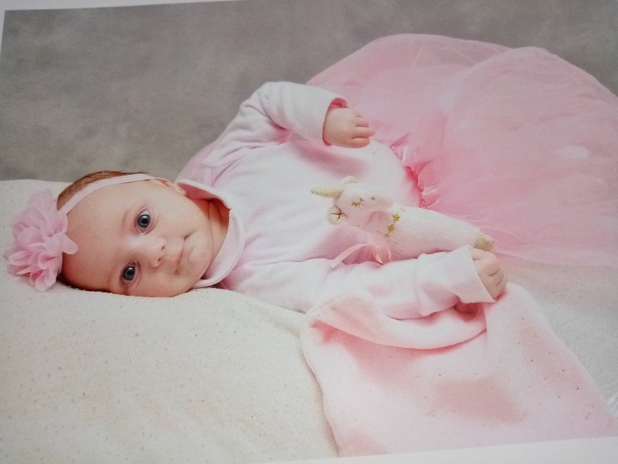 Melya a rejoint le concours — aidez-le/la à gagner de superbes lots ! baby, baby_products, baby_sleeping, baby_toddler_clothing, cheek, child, comfort, dress, hair_accessory, headgear, human_body, linens, lip, person, pink, product, room, skin, sleeve, textile