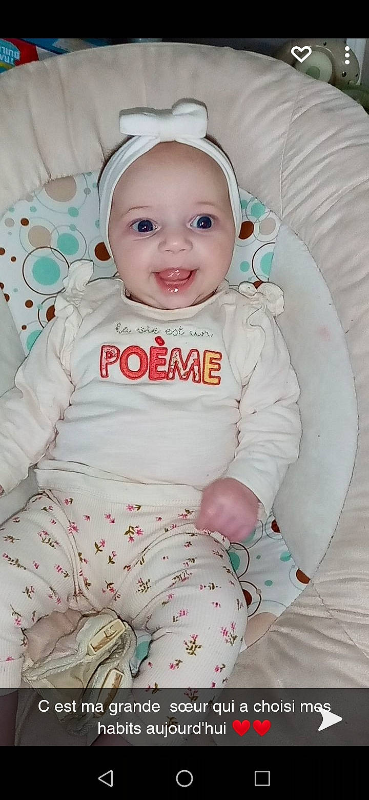 Melya a rejoint le concours — aidez-le/la à gagner de superbes lots ! baby, baby_safety, baby_toddler_clothing, cheek, child, comfort, face, facial_expression, happy, head, pattern, person, pink, sitting, skin, sleeve, smile, t_shirt, textile, toddler