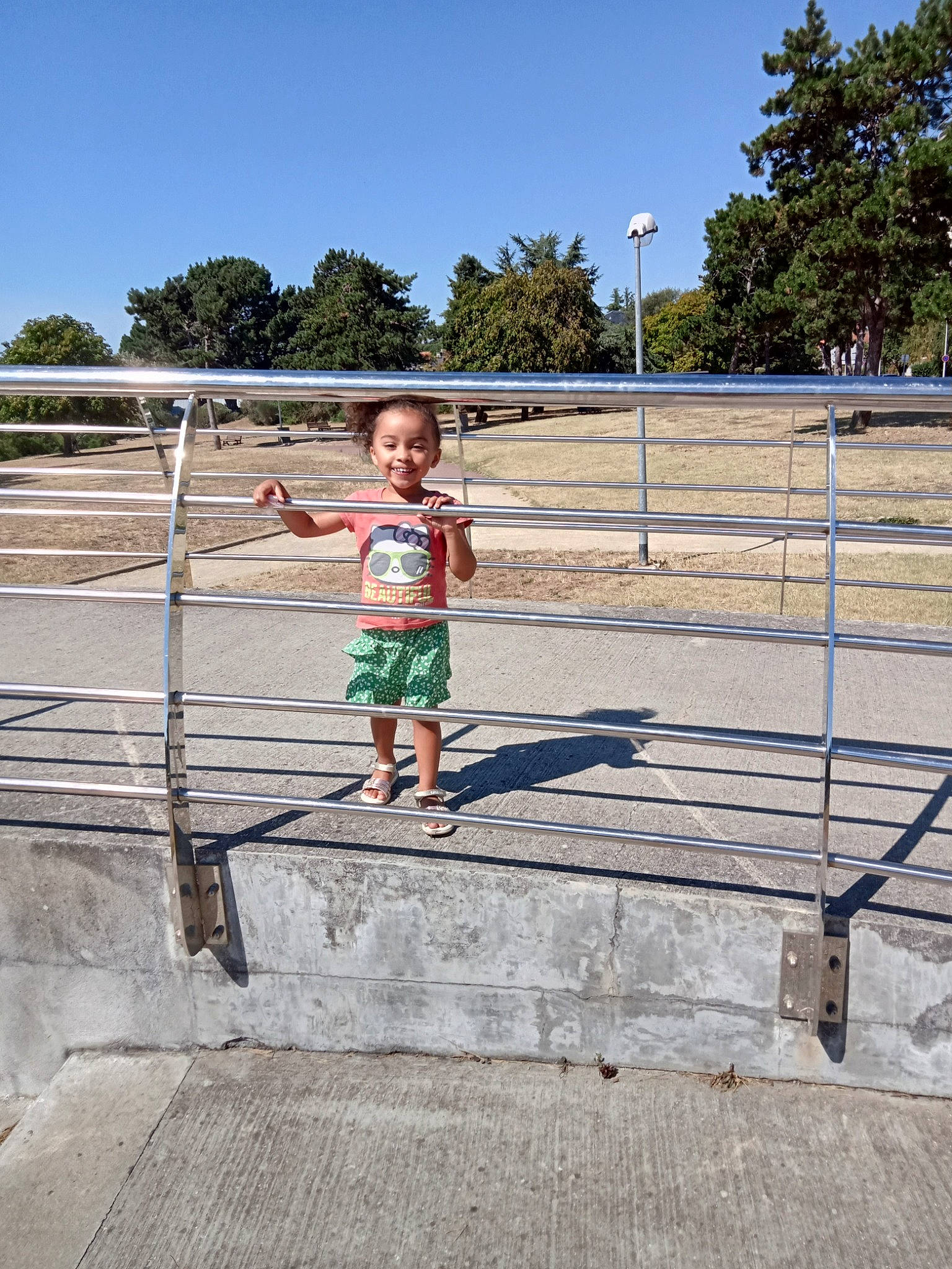 Noélya participe au concours pour gagner de l'argent avec cette photo : asphalt, child, city, composite_material, concrete, fence, fun, handrail, horizon, joy, landscape, leisure, pedestrian, person, recreation, road, road_surface, shorts, sidewalk, sky