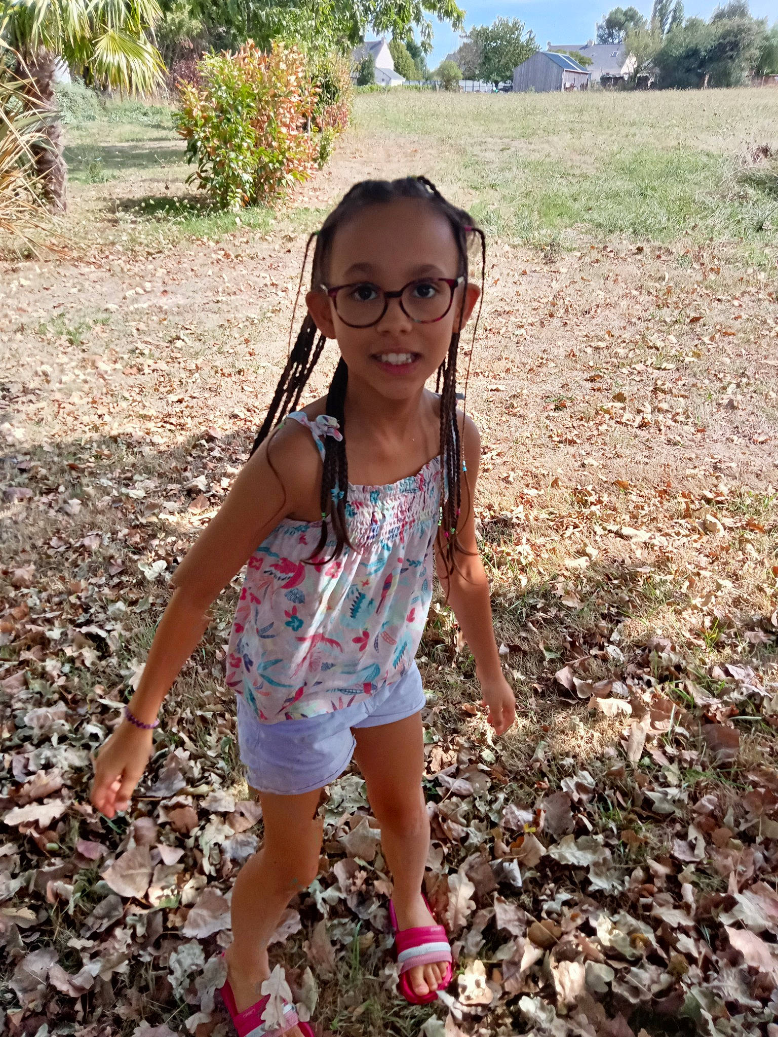 Loundra a rejoint le concours — aidez-le/la à gagner de superbes lots ! adaptation, child, eyewear, fun, grass, happy, head, human_leg, joy, landscape, leisure, people_in_nature, person, plant, recreation, sandal, smile, soil, t_shirt, thigh