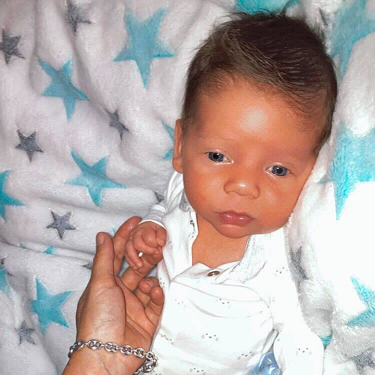 Julyan participe au concours pour gagner de l'argent avec cette photo : azure, blue, cheek, chin, eye, eyebrow, eyelash, facial_expression, hair, hand, iris, lip, mouth, neck, nose, organ, person, skin, sleeve, smile