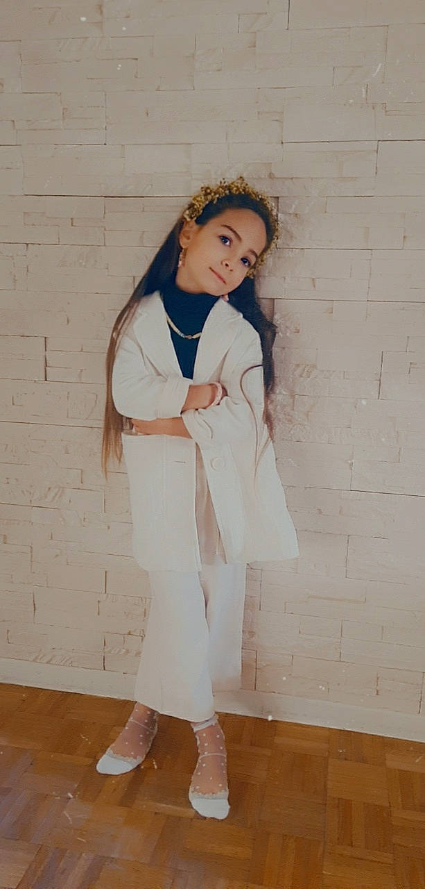 Ayse a rejoint le concours — aidez-le/la à gagner de superbes lots ! arm, blazer, collar, dress_shirt, face, fashion_design, fashion_model, formal_wear, fur, hair, human_body, knee, leg, long_hair, neck, person, sleeve, street_fashion, thigh, uniform