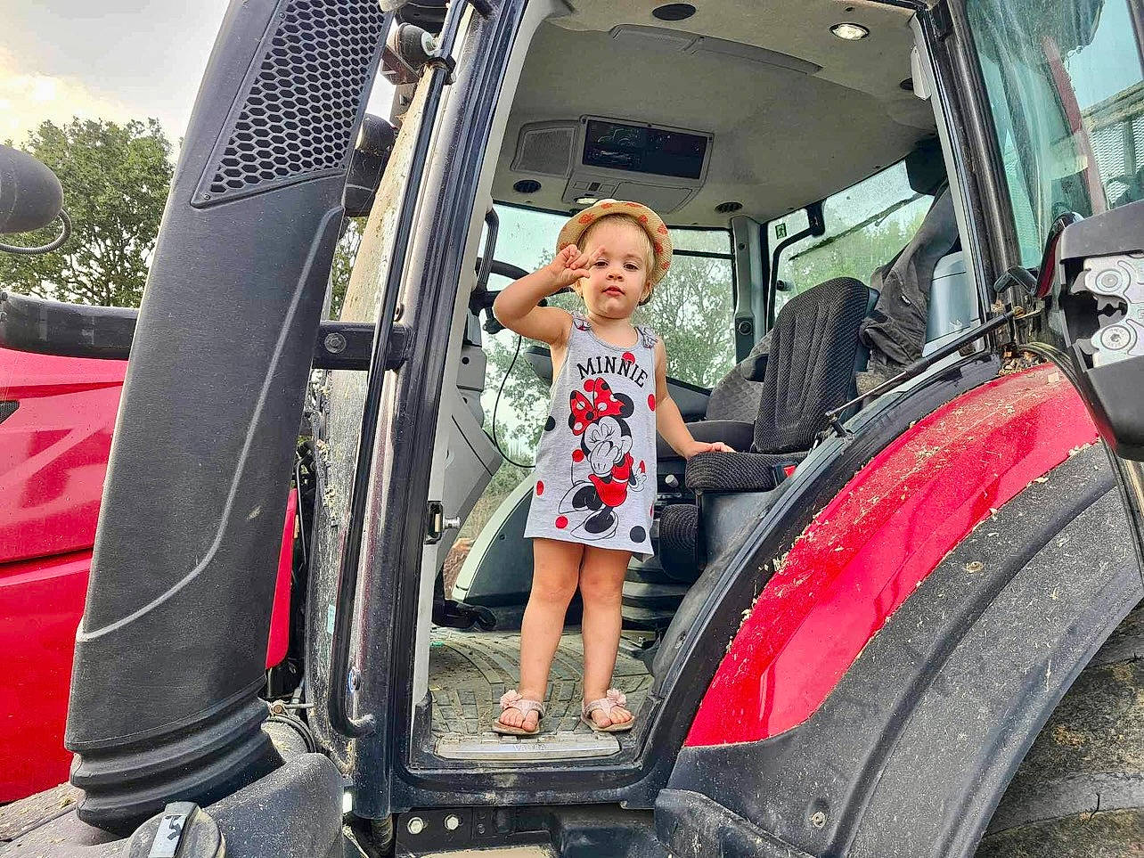 Lya participe au concours pour gagner de l'argent avec cette photo : automotive_design, automotive_exterior, automotive_lighting, automotive_tire, automotive_wheel_system, bumper, dress, fender, fun, hood, leisure, mode_of_transport, motor_vehicle, person, plant, public_space, shorts, sneakers, trunk, vehicle