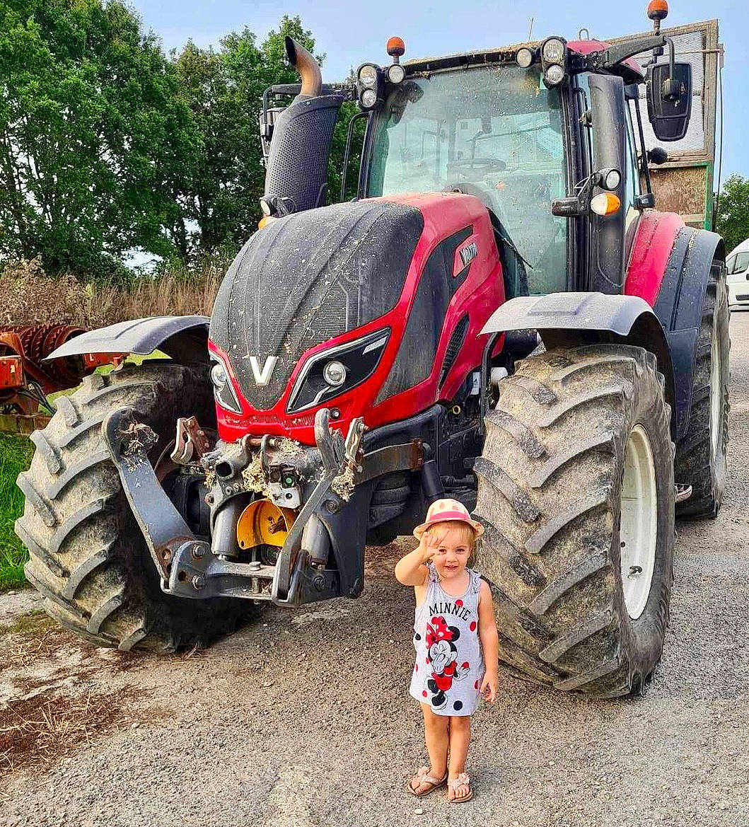 Lya a rejoint le concours — aidez-le/la à gagner de superbes lots ! agricultural_machinery, auto_part, automotive_design, automotive_exterior, automotive_tire, automotive_wheel_system, fender, grass, joy, mode_of_transport, motor_vehicle, person, plant, rolling, rural_area, sky, tire, tractor, tread, tree