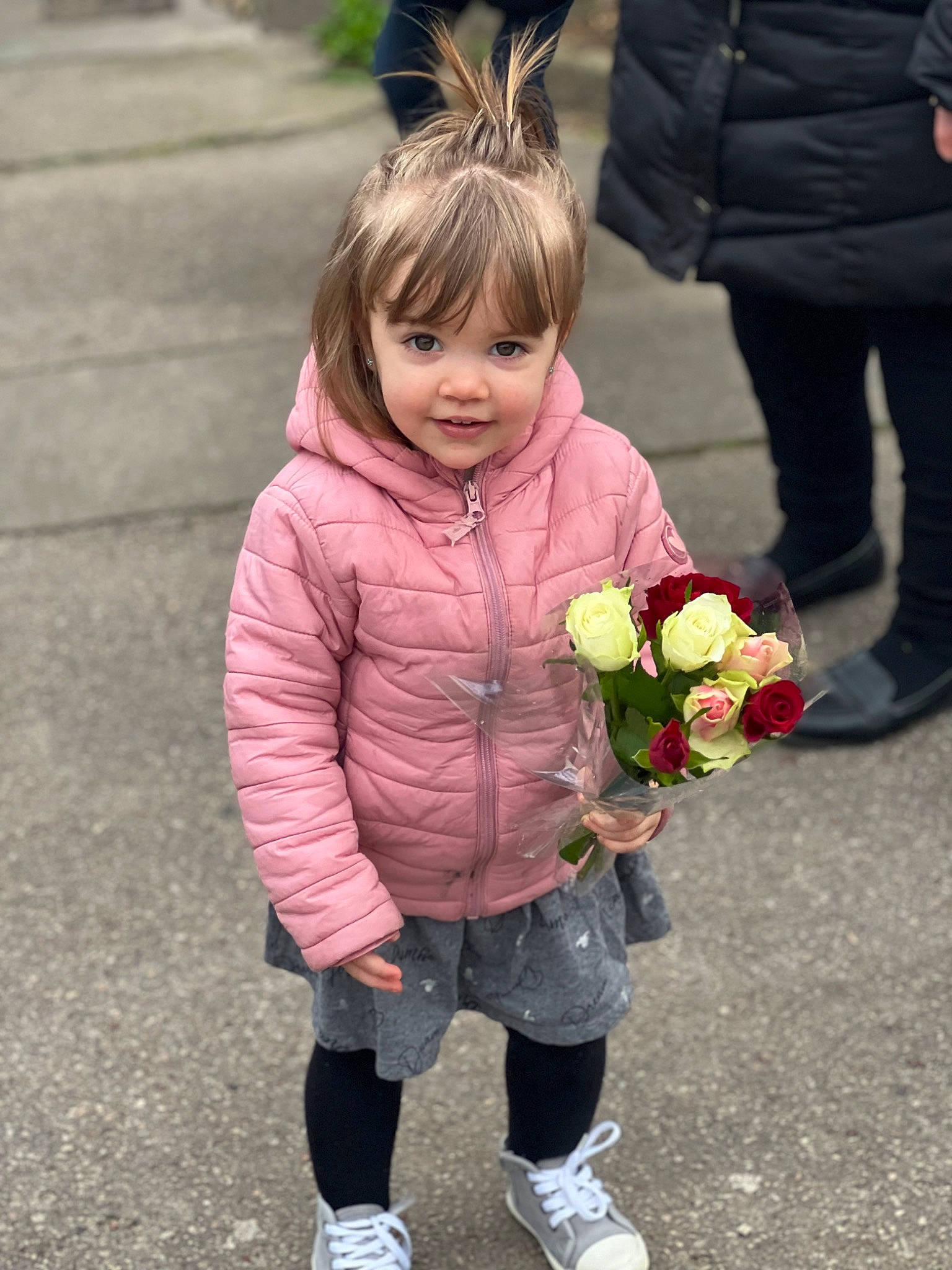 Lya a rejoint le concours — aidez-le/la à gagner de superbes lots ! child, flower, flower_arranging, footwear, fun, grass, hair, happy, jacket, joy, leg, mammal, people, person, petal, photograph, pink, plant, shoe, smile