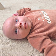 Octave participe au concours pour gagner de l'argent avec cette photo : baby, infant, newborn, lying, carpet, onesie, clothing, portrait, close_up, face, head, eyes, cheeks, mouth, skin, cute, indoor, soft_texture, blanket, gaze