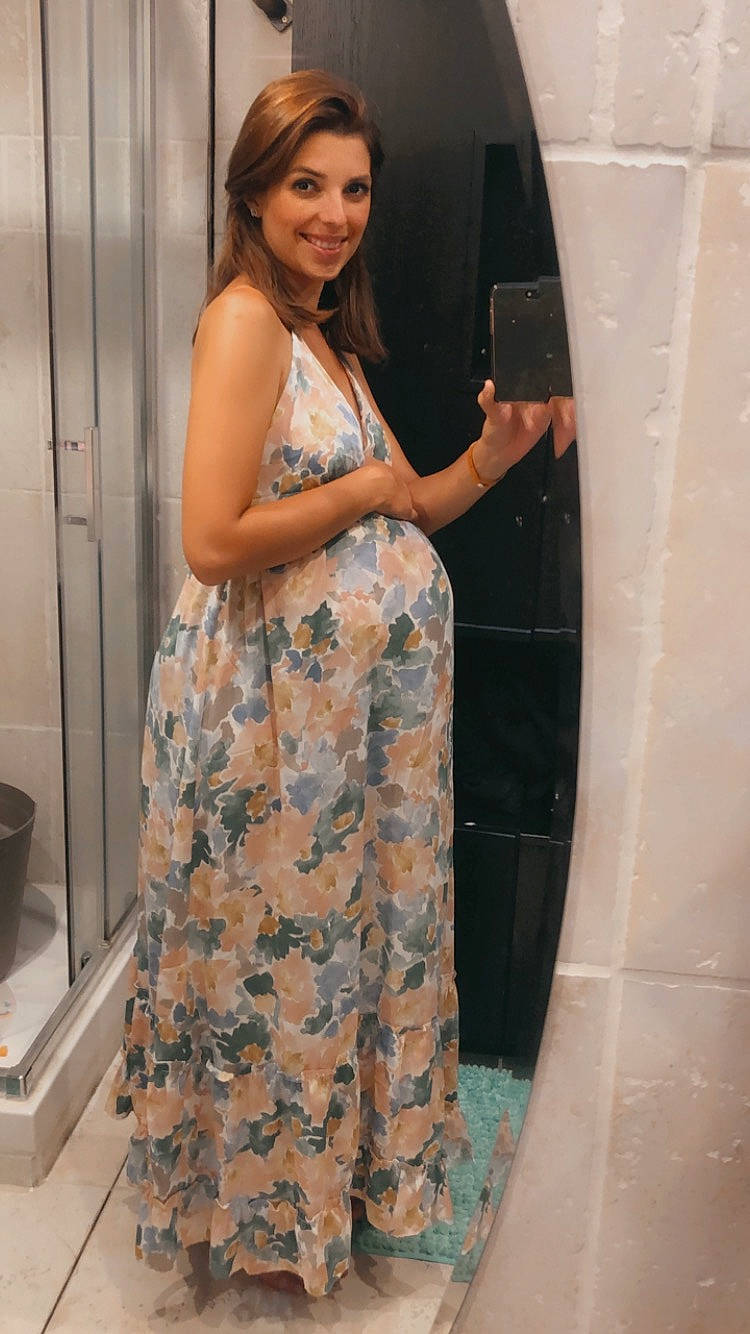 Billy a rejoint le concours — aidez-le/la à gagner de superbes lots ! arm, black_hair, clothing, day_dress, dress, fashion_design, flooring, formal_wear, hairstyle, human_leg, joint, joy, leg, long_hair, one_piece_garment, person, shoulder, smile, street_fashion, thigh