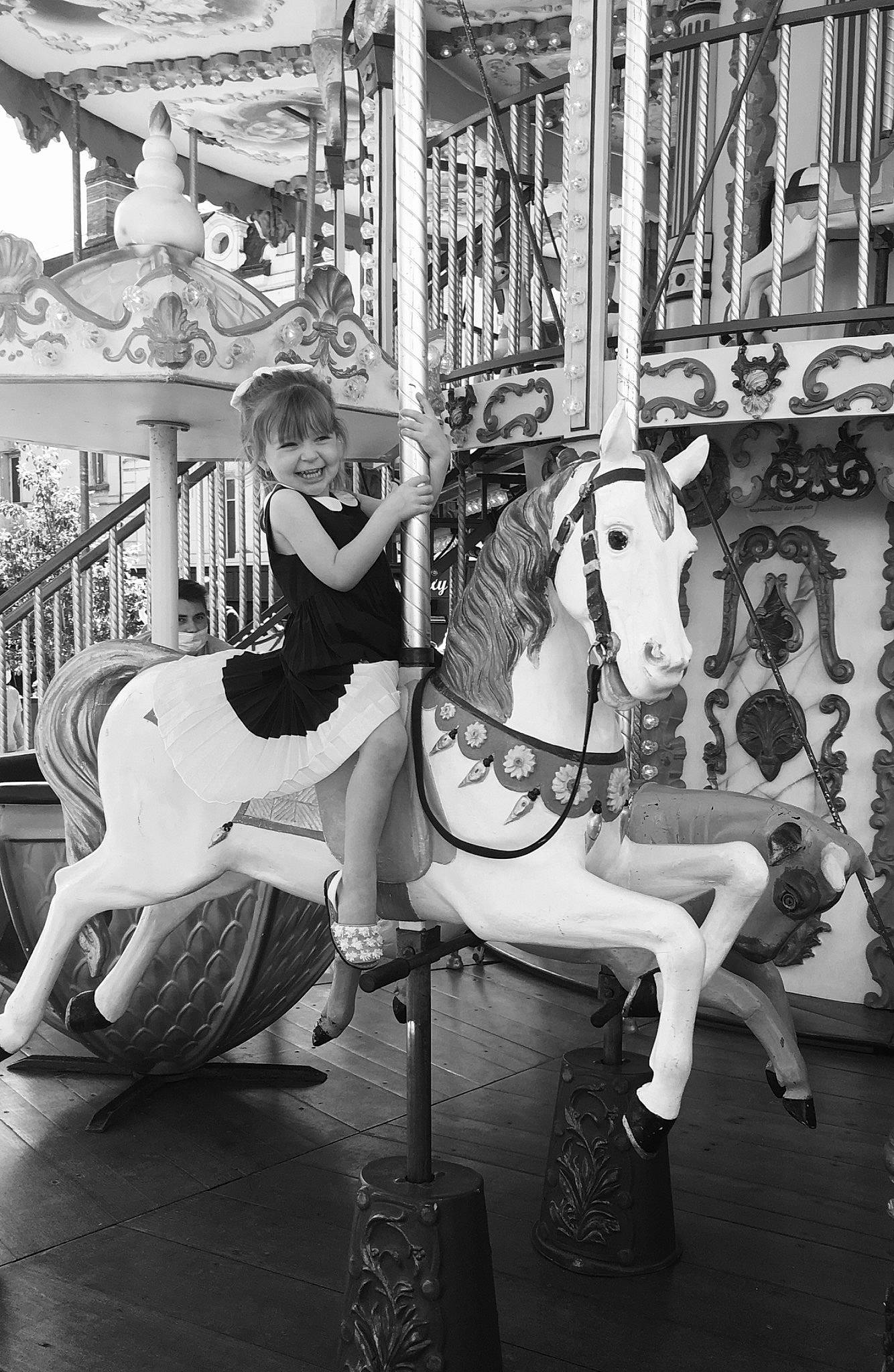Billy a rejoint le concours — aidez-le/la à gagner de superbes lots ! amusement_ride, black_and_white, bridle, carousel, event, fun, horse, horse_supplies, horse_tack, joy, mane, monochrome, monochrome_photography, nonbuilding_structure, person, playground, recreation, saddle, stallion, style