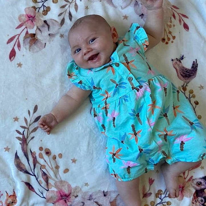 Anna a rejoint le concours — aidez-le/la à gagner de superbes lots ! baby, babylaughing, bed, blanket, clothing, crib, cushion, dress, face, furniture, happy, head, homedecor, infantbed, newborn, person, photography, portrait, quilt, smile