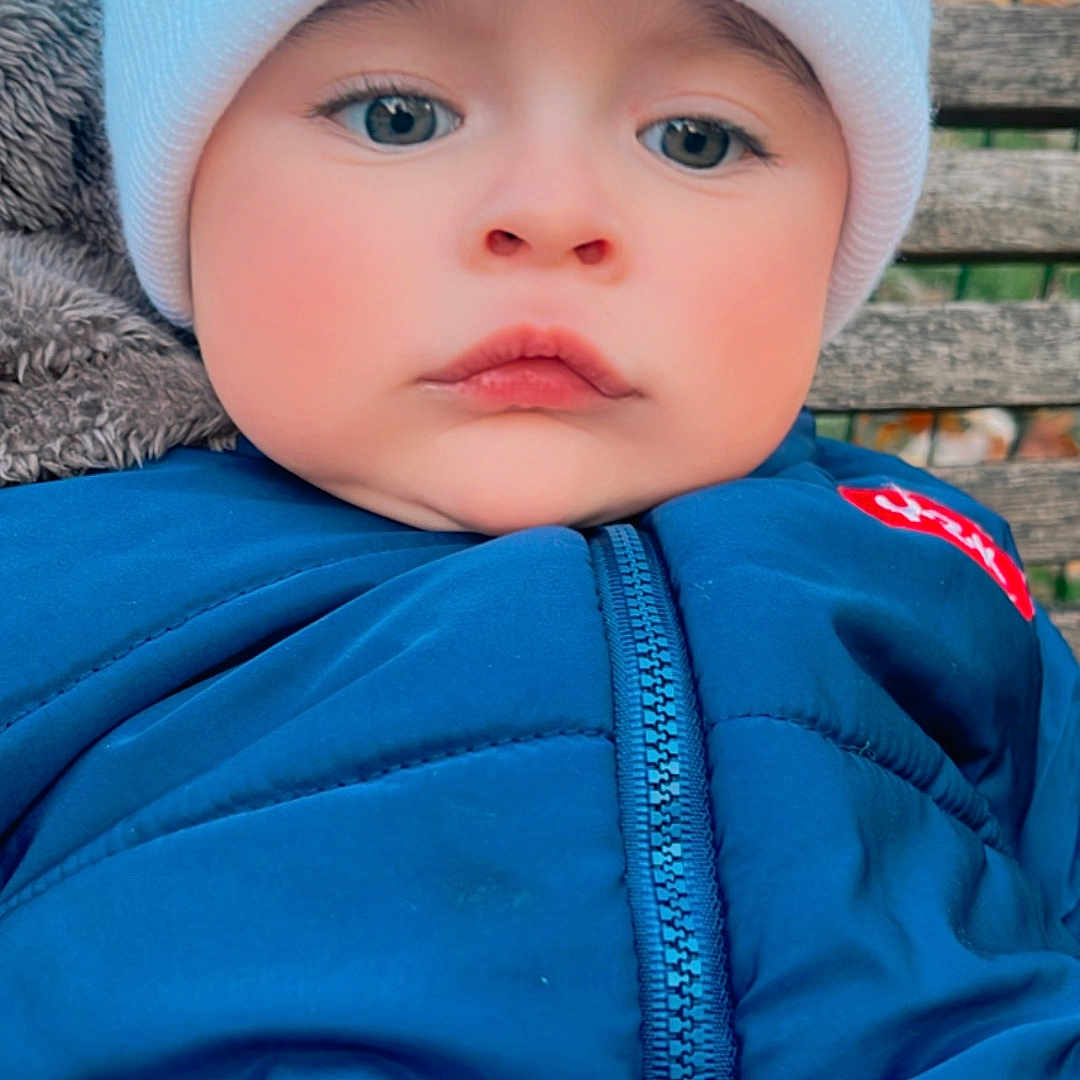 Jerry participe au concours pour gagner de l'argent avec cette photo : baby, bench, blue_jacket, child, childhood, cozy, cute, expression, face, hat, infant, knit_hat, outdoor, portrait, serious, warm, winter_clothing, wood, young, zipper