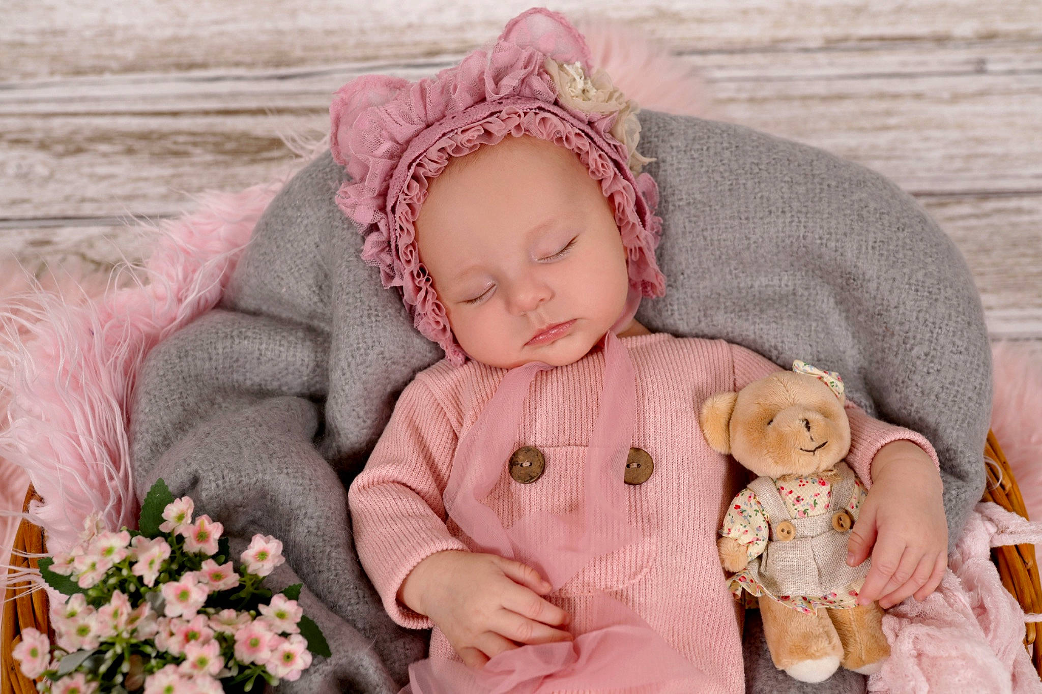 Emmy participe au concours pour gagner de l'argent avec cette photo : baby, baby_toddler_clothing, cap, cheek, doll, dress, eye, fawn, hat, head, headgear, iris, person, pink, skin, sleeve, sun_hat, textile, toddler, toy