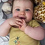 Sacha a rejoint le concours — aidez-le/la à gagner de superbes lots ! baby, infant, smiling, blue_eyes, plush_toy, giraffe_toy, stuffed_animal, yellow_onesie, pacifier, cute, child, lying_down, indoors, soft_toys, happy, portrait, hand, face, closeup, cozy