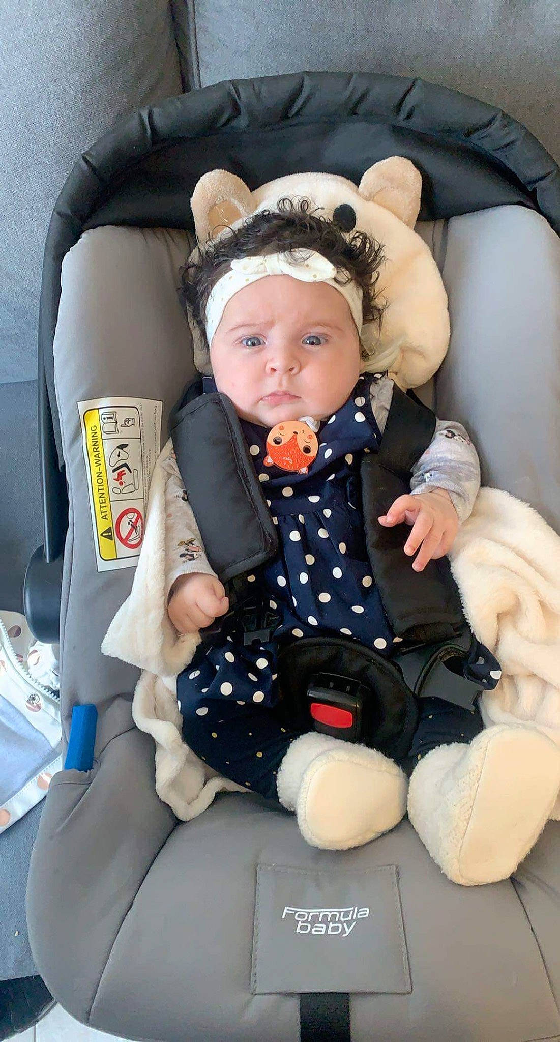 Esma participe au concours pour gagner de l'argent avec cette photo : baby, baby_carriage, baby_in_car_seat, baby_products, baby_safety, baby_sleeping, baby_toddler_clothing, car_seat, chair, cheek, child, comfort, head, headwear, human_body, lap, outerwear, person, sitting, sleeve
