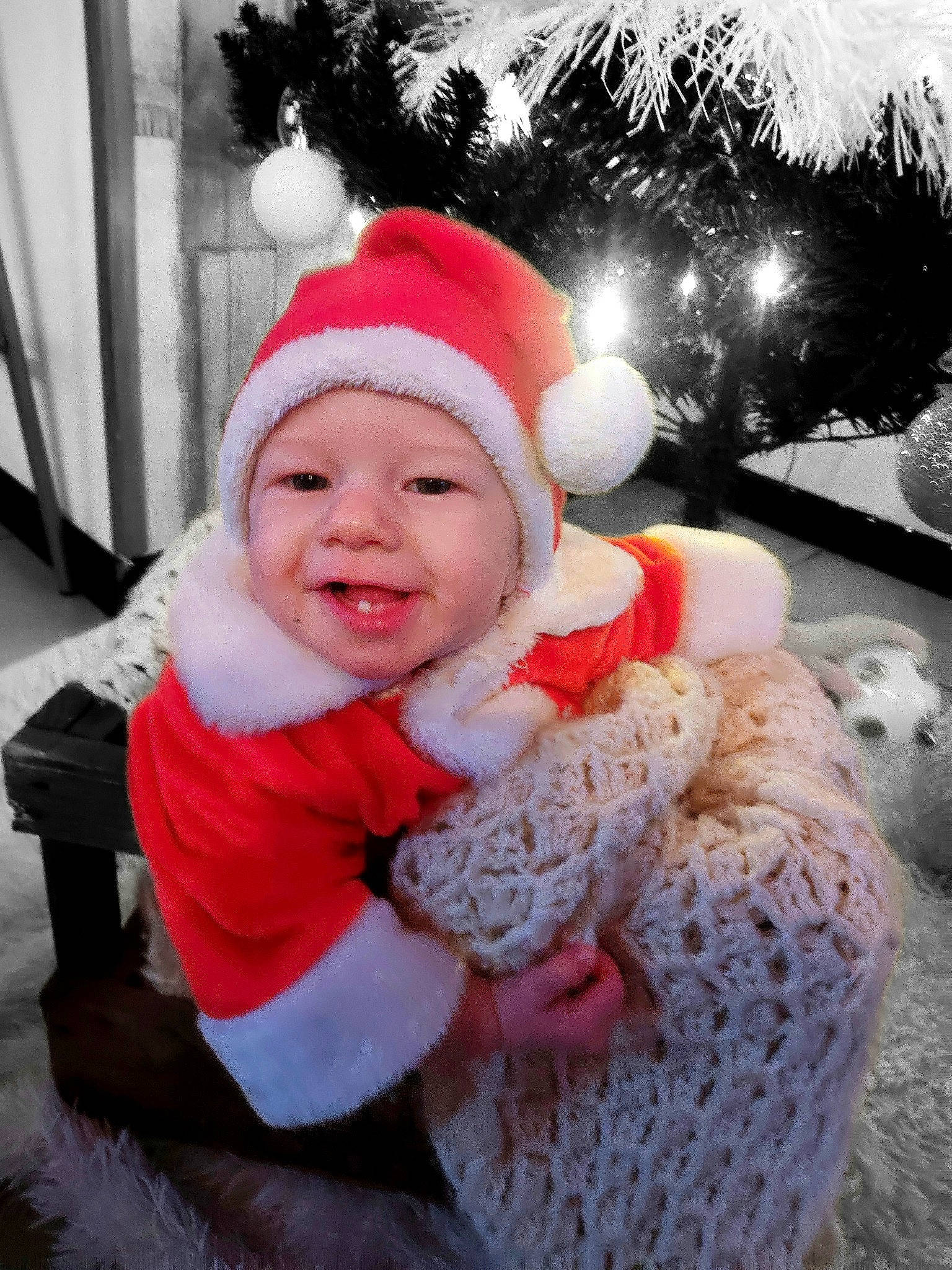 Lyvann a rejoint le concours — aidez-le/la à gagner de superbes lots ! art, baby, baby_toddler_clothing, cap, child, christmas, christmas_decoration, event, face, fun, fur, fur_clothing, happy, headgear, headwear, holiday, human_body, knit_cap, person, smile