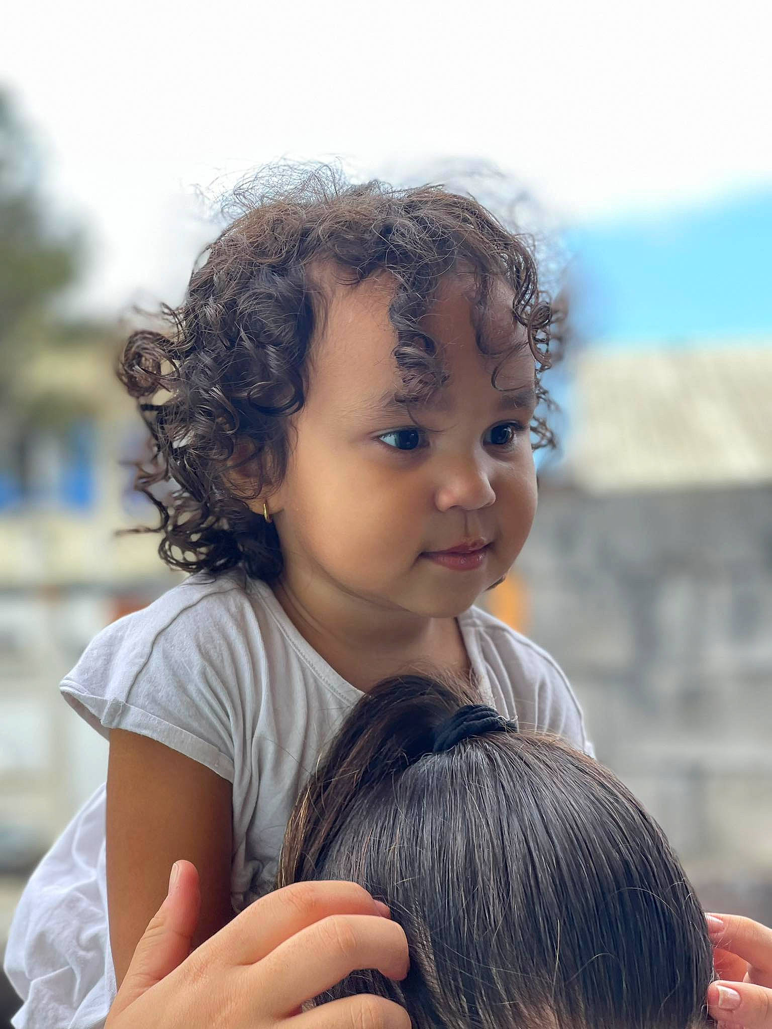 Kayla a rejoint le concours — aidez-le/la à gagner de superbes lots ! black_hair, child, chin, eye, facial_expression, fun, gesture, hair, hairstyle, happy, head, leisure, lip, nose, person, shoulder, sitting, skin, toddler, tree