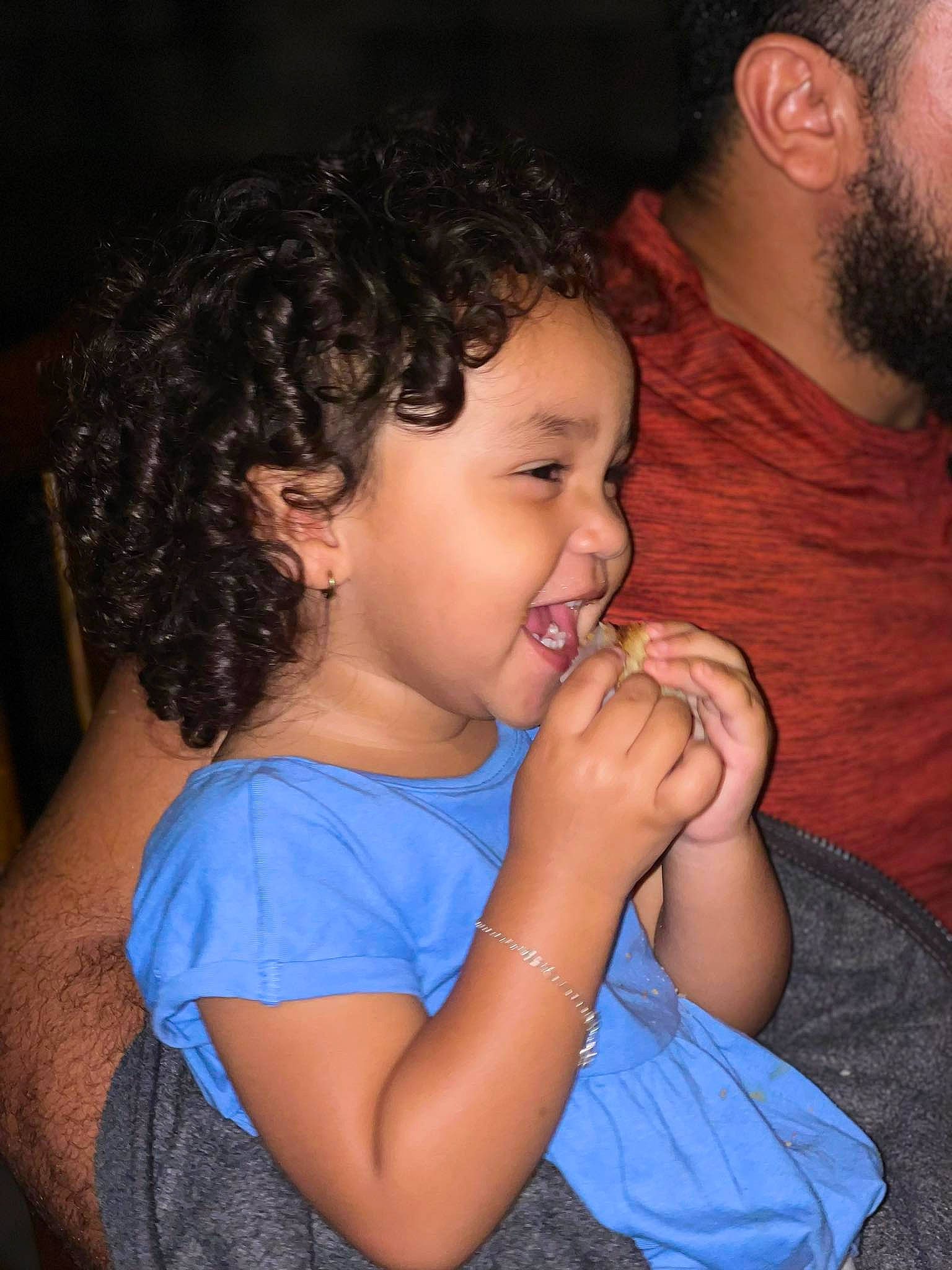 Kayla participe au concours pour gagner de l'argent avec cette photo : arm, beard, cheek, chin, ear, eyelash, facial_expression, finger, flash_photography, gesture, hand, happy, human_body, iris, lip, mouth, neck, nose, person, shoulder