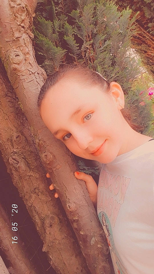 Sarah a rejoint le concours — aidez-le/la à gagner de superbes lots ! beauty, cheek, child, child_model, eye, face, fawn, forehead, hair, head, joy, lip, long_hair, nose, person, photography, plant, skin, tree