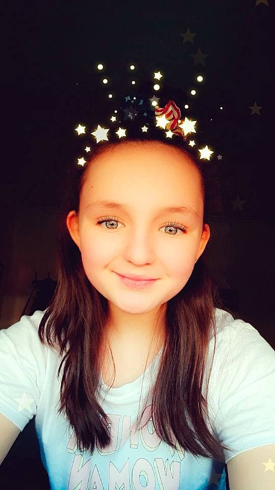 Sarah a rejoint le concours — aidez-le/la à gagner de superbes lots ! beauty, cheek, chin, crown, ear, eyebrow, face, forehead, hair, hair_accessory, hairstyle, head, headgear, headpiece, joy, lip, long_hair, nose, person, photography