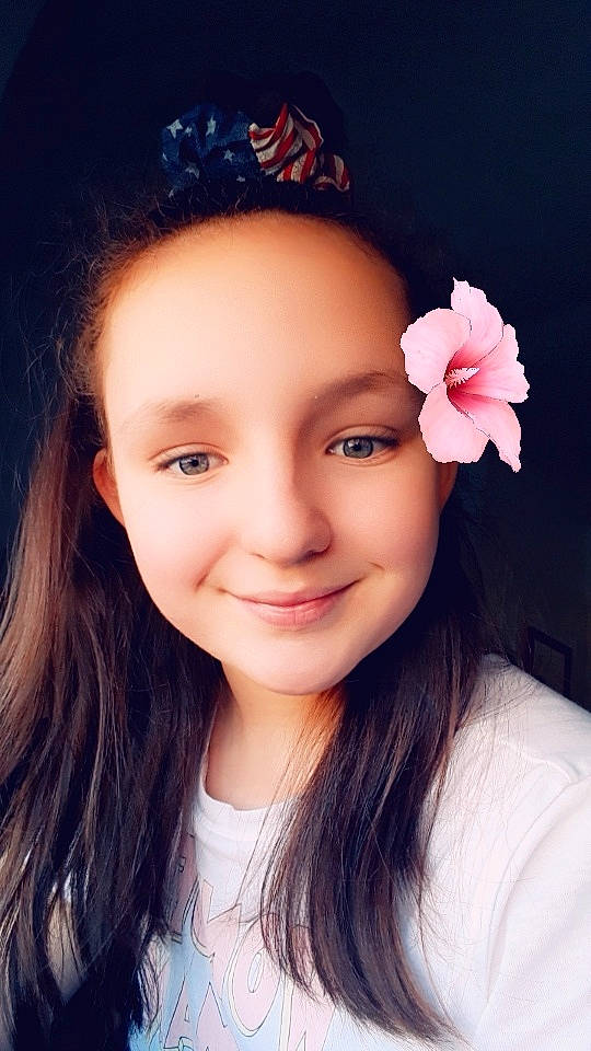 Sarah participe au concours pour gagner de l'argent avec cette photo : beauty, cheek, child, child_model, chin, eye, eyebrow, face, flower, forehead, hair, hair_accessory, hairstyle, head, joy, lip, nose, person, pink, selfie