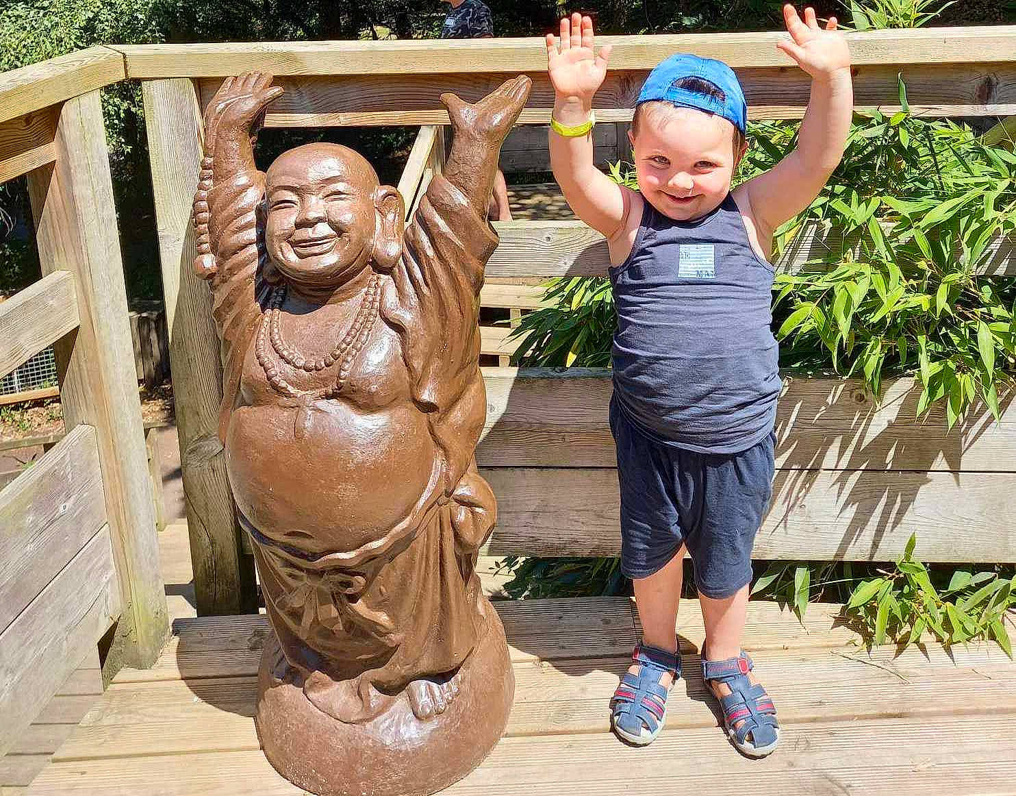 Ewen a rejoint le concours — aidez-le/la à gagner de superbes lots ! art, artifact, child, facial_expression, fun, gesture, grass, happy, head, joy, leg, leisure, person, plant, recreation, sculpture, shorts, smile, toddler, travel