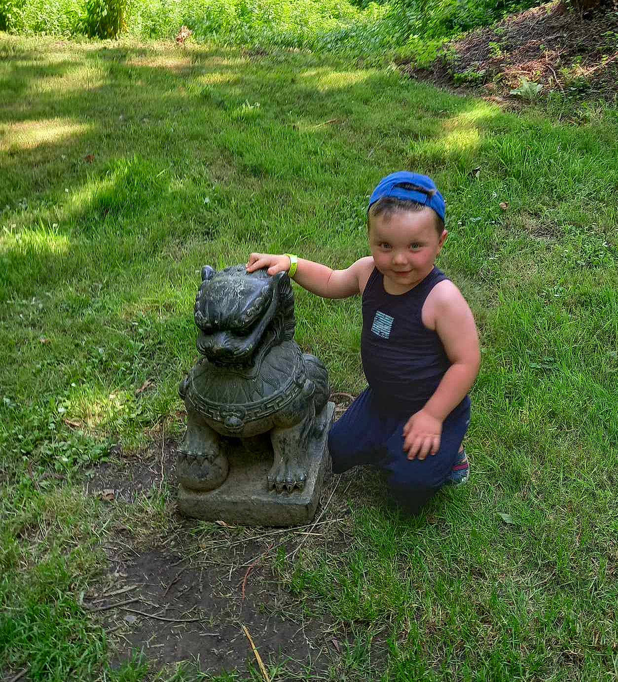 Ewen a rejoint le concours — aidez-le/la à gagner de superbes lots ! art, botany, grass, grass_family, grassland, groundcover, hat, joy, landscape, lawn, lawn_ornament, leisure, mammal, people_in_nature, person, plant, reptile, sculpture, statue, terrestrial_animal