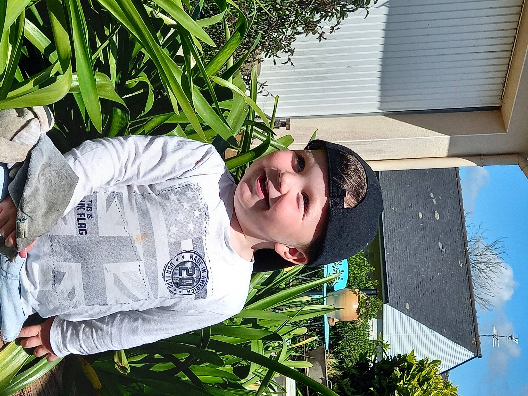 Ewen participe au concours pour gagner de l'argent avec cette photo : eyewear, fun, garden, grass, happy, headwear, leaf, leisure, pattern, people_in_nature, person, plant, sky, smile, t_shirt, tree, vegetation