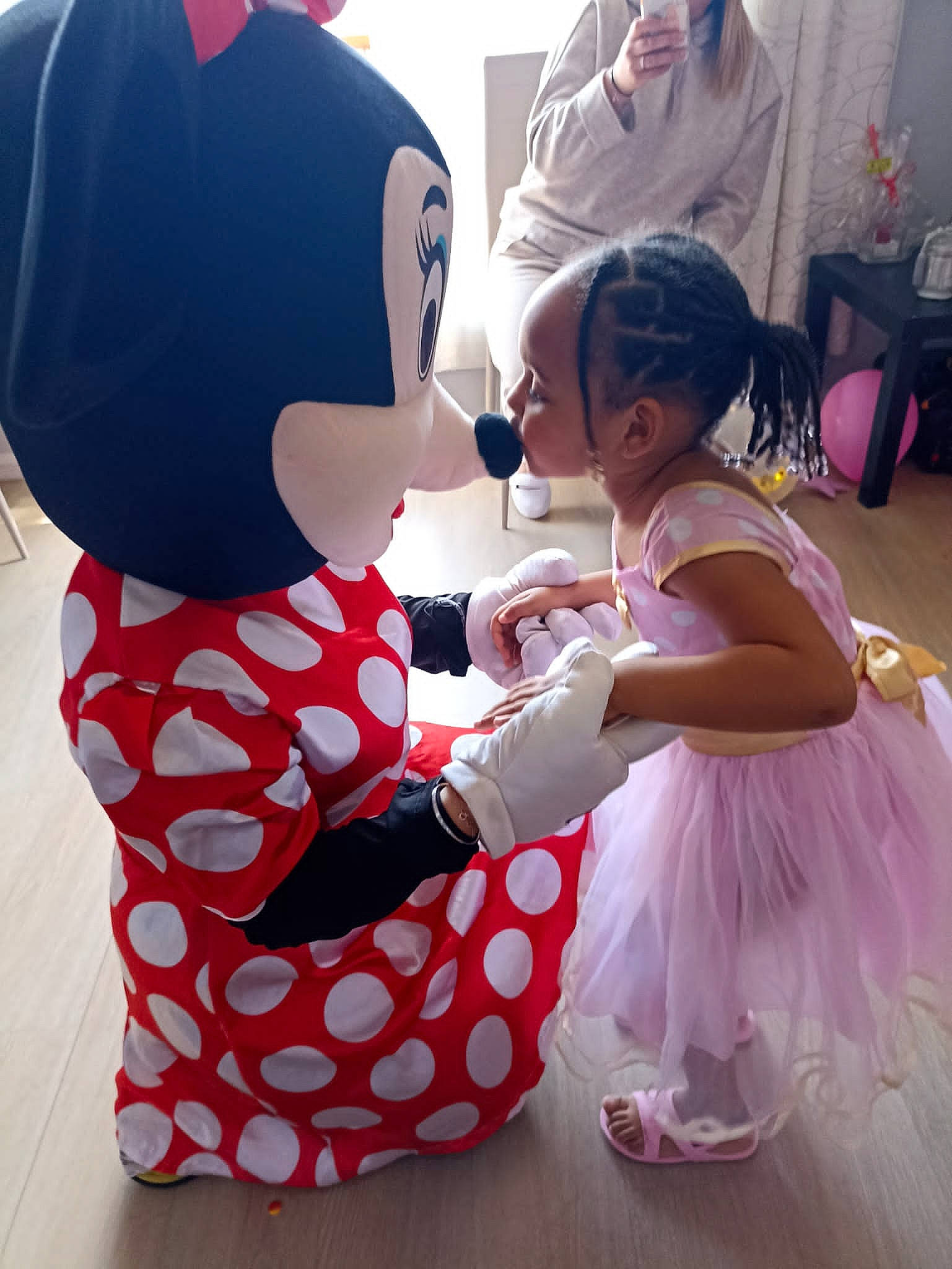 Janélya a rejoint le concours — aidez-le/la à gagner de superbes lots ! baby_toddler_clothing, carmine, child, costume, event, fashion, fun, hairstyle, happy, hat, interaction, leisure, magenta, pattern, person, pink, product, recreation, toddler, toy