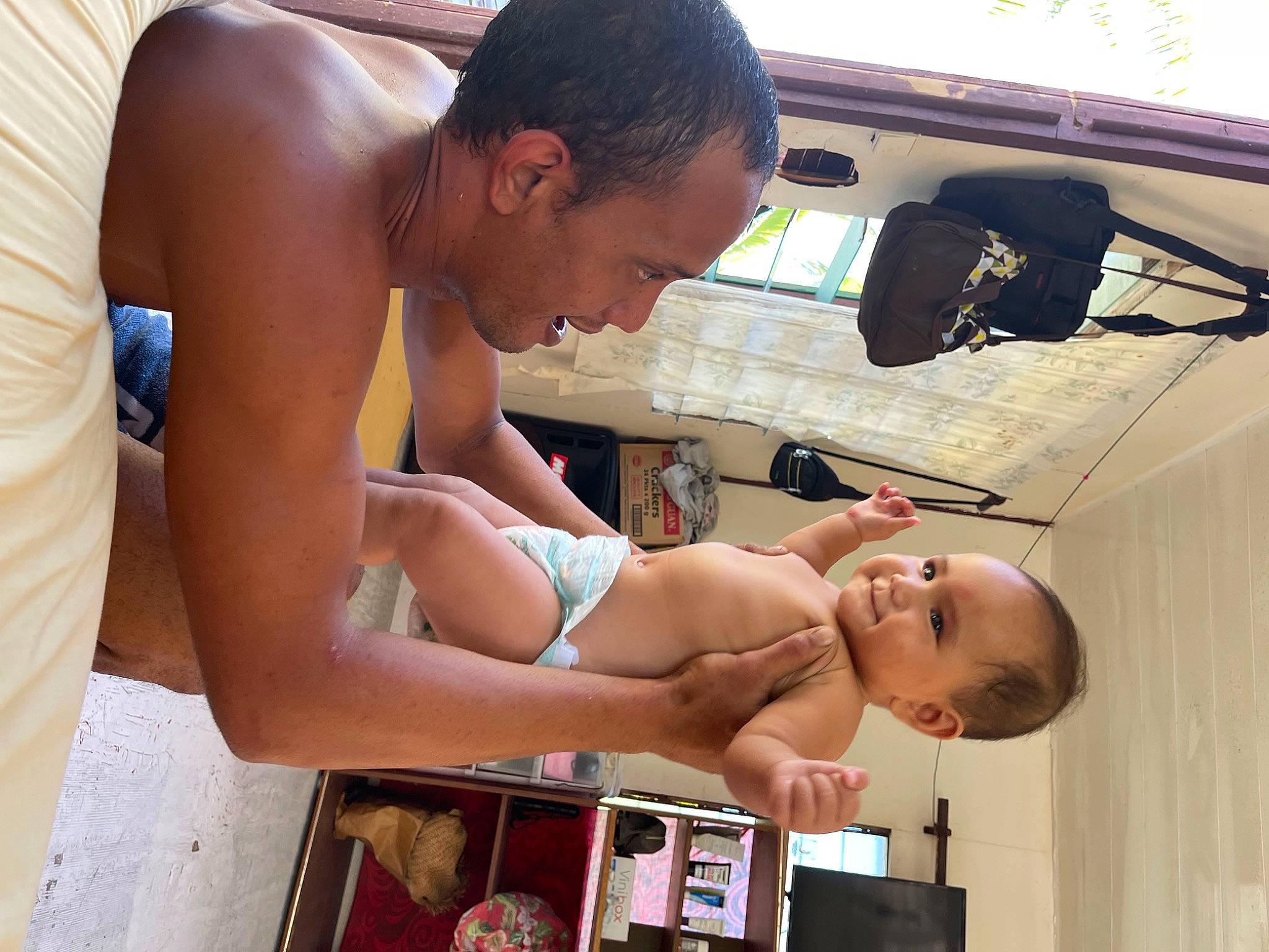 Madison participe au concours pour gagner de l'argent avec cette photo : abdomen, arm, barechested, bathing, chest, elbow, foot, fun, human_leg, joint, leisure, muscle, neck, person, shorts, shoulder, sunglasses, swimming_pool, thigh, toddler