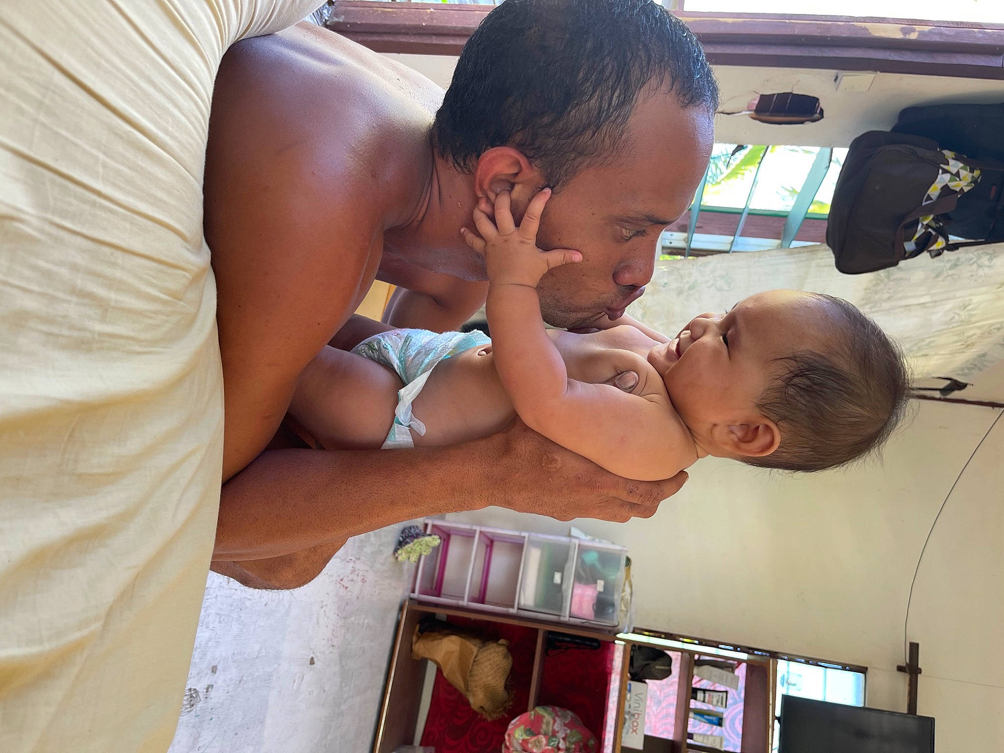 Madison a rejoint le concours — aidez-le/la à gagner de superbes lots ! abdomen, automotive_exterior, baby, child, family_car, finger, fun, happy, hug, leisure, love, person, picture_frame, product, room, sitting, skin, toddler, vacation, vehicle_door