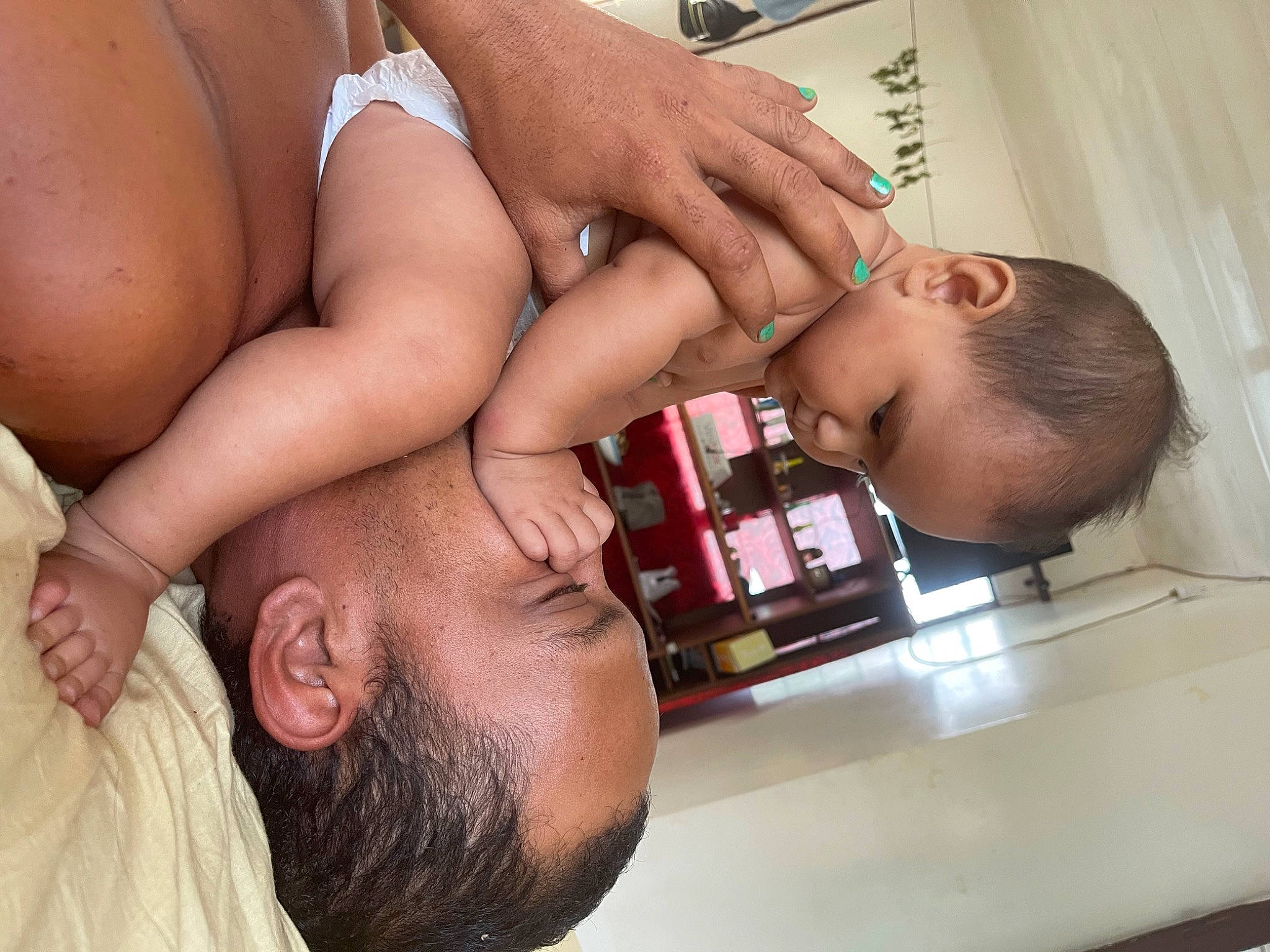 Madison participe au concours pour gagner de l'argent avec cette photo : arm, baby, cheek, facial_expression, gesture, hair, hairstyle, hand, human, human_body, joint, leg, mammal, mouth, muscle, neck, organ, person, skin, stomach