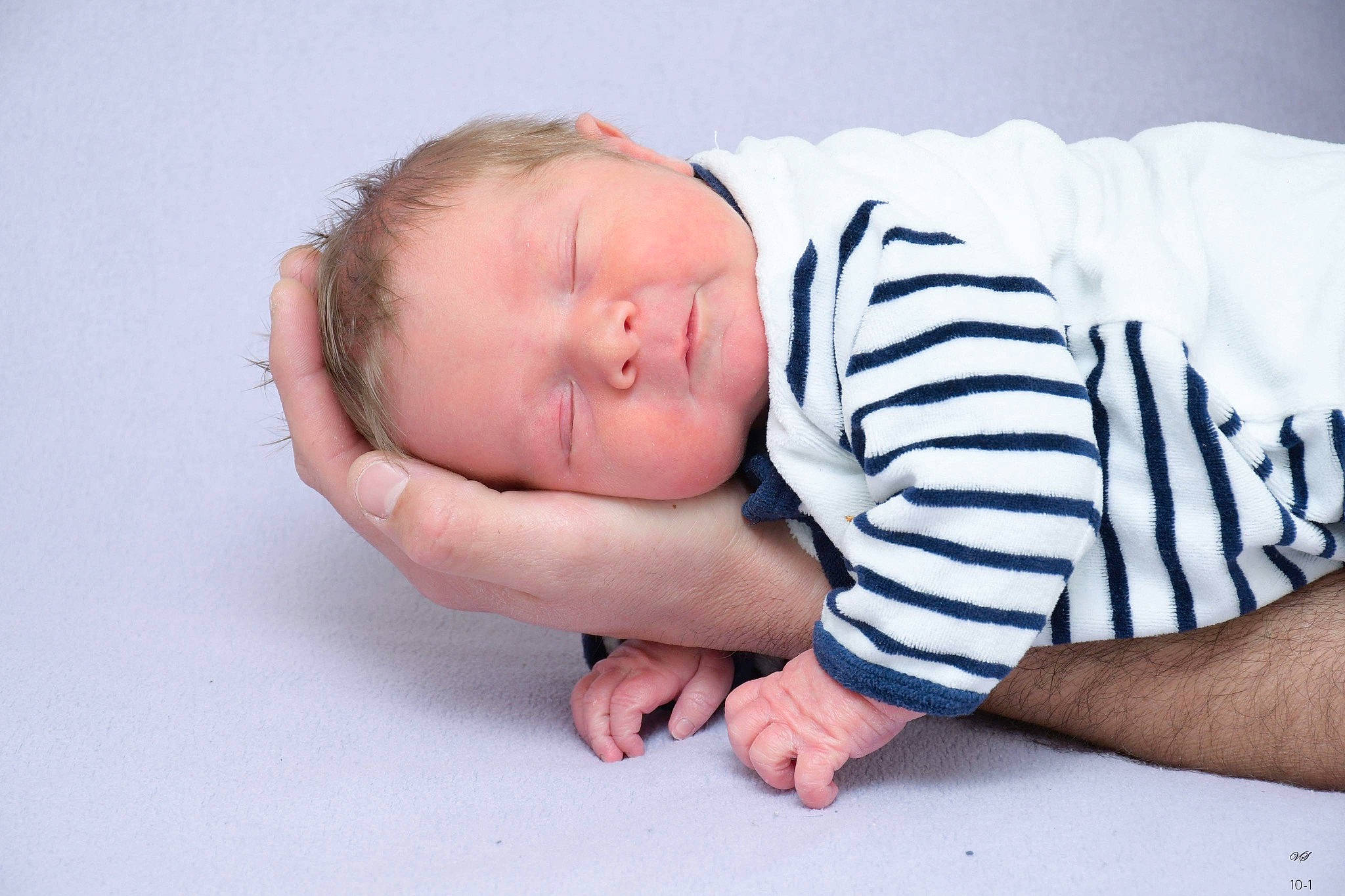 Gabryel participe au concours pour gagner de l'argent avec cette photo : baby, baby_sleeping, baby_toddler_clothing, bedtime, cheek, child, comfort, elbow, finger, foot, gesture, human_body, linens, neck, person, portrait_photography, sitting, sleeve, stomach, toddler