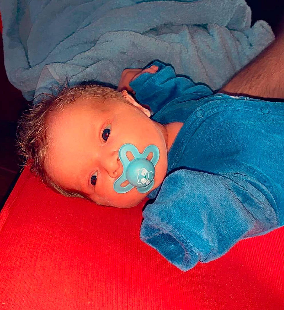 Gabryel a rejoint le concours — aidez-le/la à gagner de superbes lots ! azure, baby, baby_products, baby_sleeping, baby_toddler_clothing, bedtime, child, comfort, electric_blue, linens, magenta, orange, person, product, room, sleep, sleeve, stuffed_toy, textile, toddler