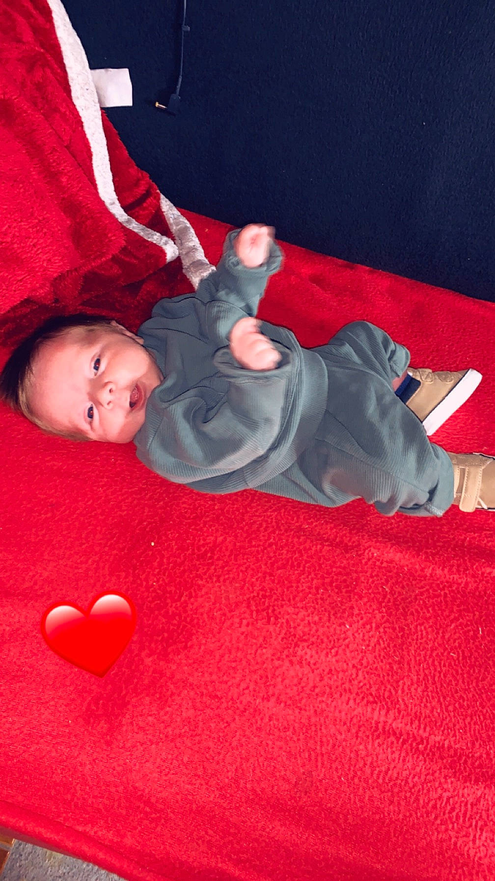 Gabryel a rejoint le concours — aidez-le/la à gagner de superbes lots ! baby, baby_toddler_clothing, carmine, child, comfort, elbow, electric_blue, flooring, foot, fun, grass, head, human_body, human_leg, knee, lap, person, room, sitting, sock